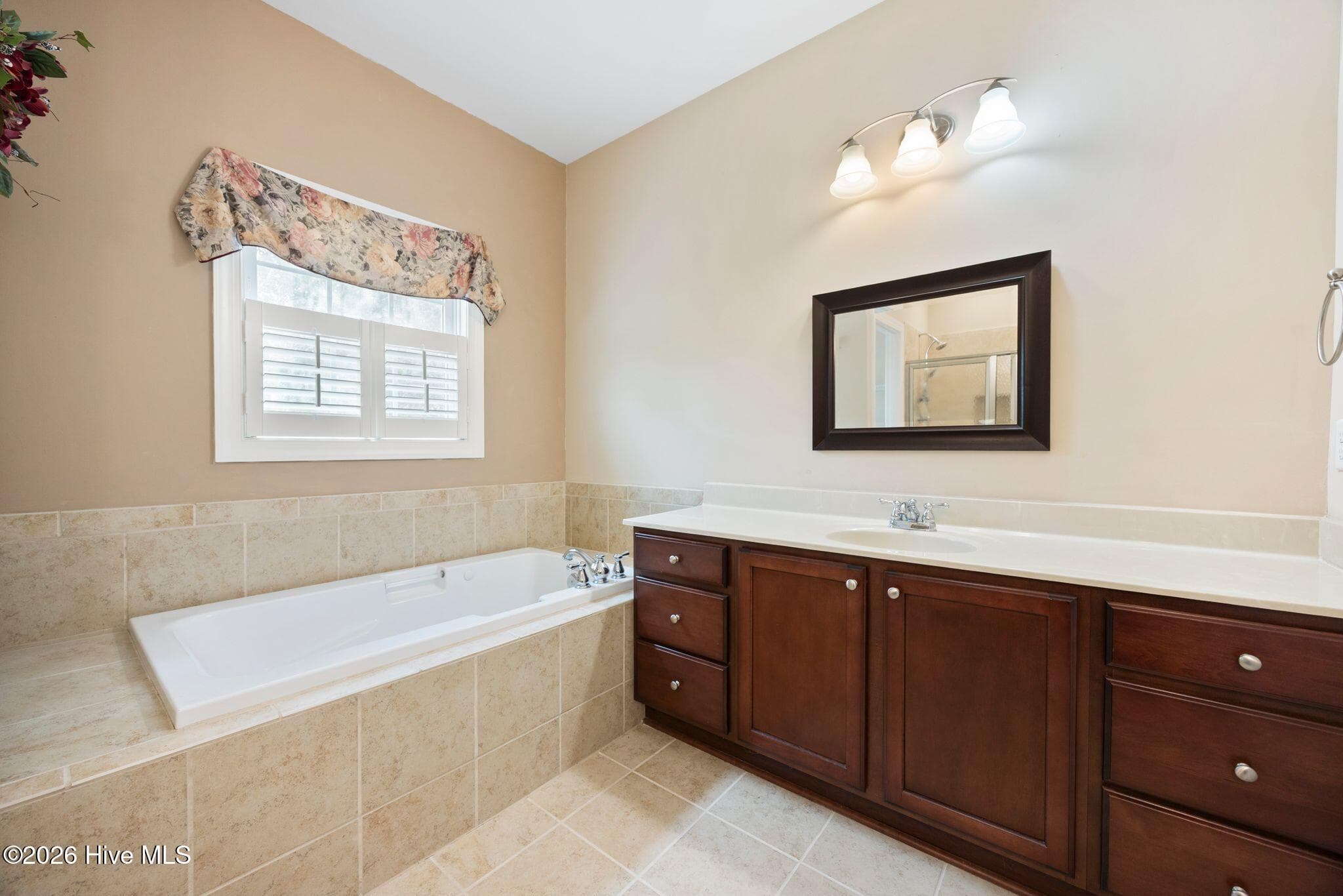 Soaking tub for a relaxing retrieve, - 1620 Golfers Ridge Drive SE, Bolivia, NC 28422