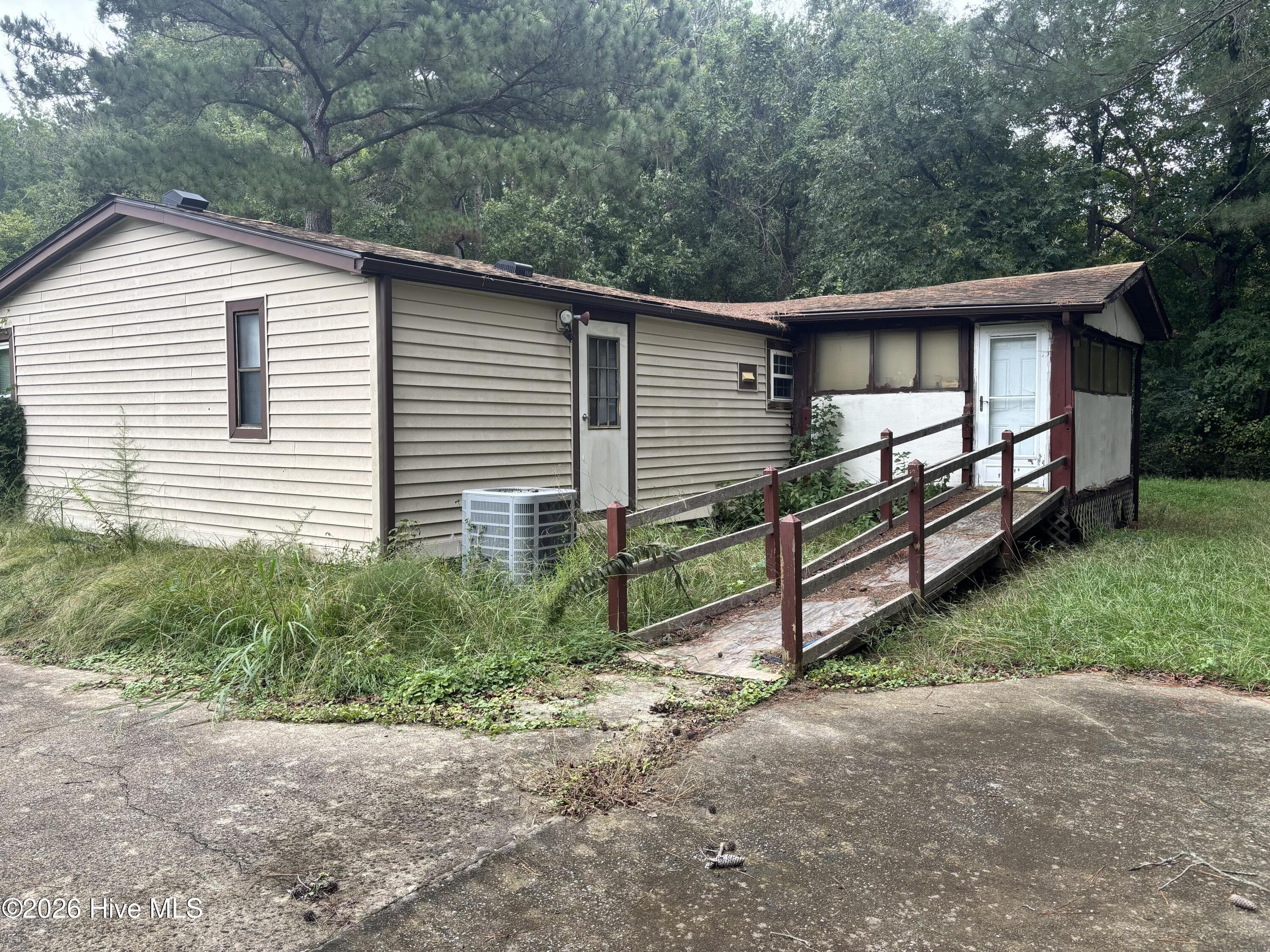 Manufactured Home at 213 S Railroad Street, Whitakers, NC 27891, photo 4 of 6