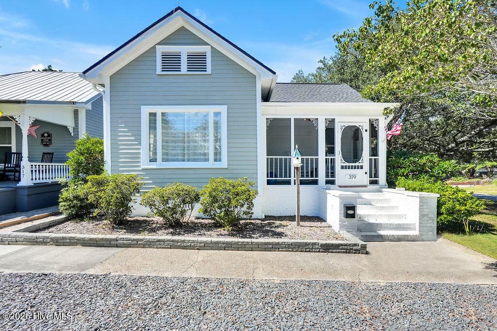 319 Clarendon Avenue, Southport, NC 28461