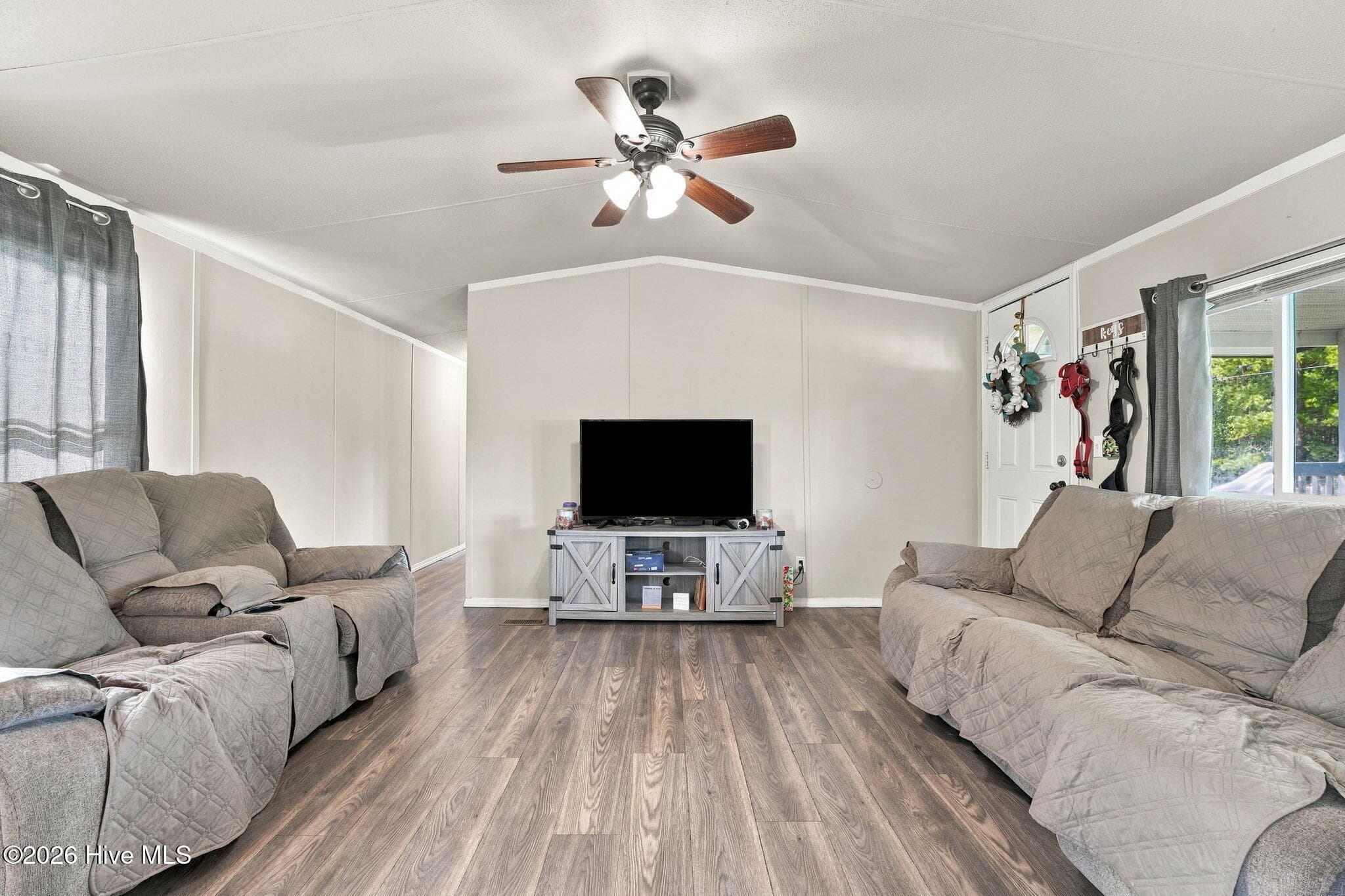 Manufactured Home at 135 Meadow Lane, Hamlet, NC 28345, photo 11 of 38