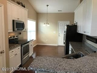 Single Family Residence at 105 Lakeside Green Drive, New Bern, NC 28560, photo 5 of 32