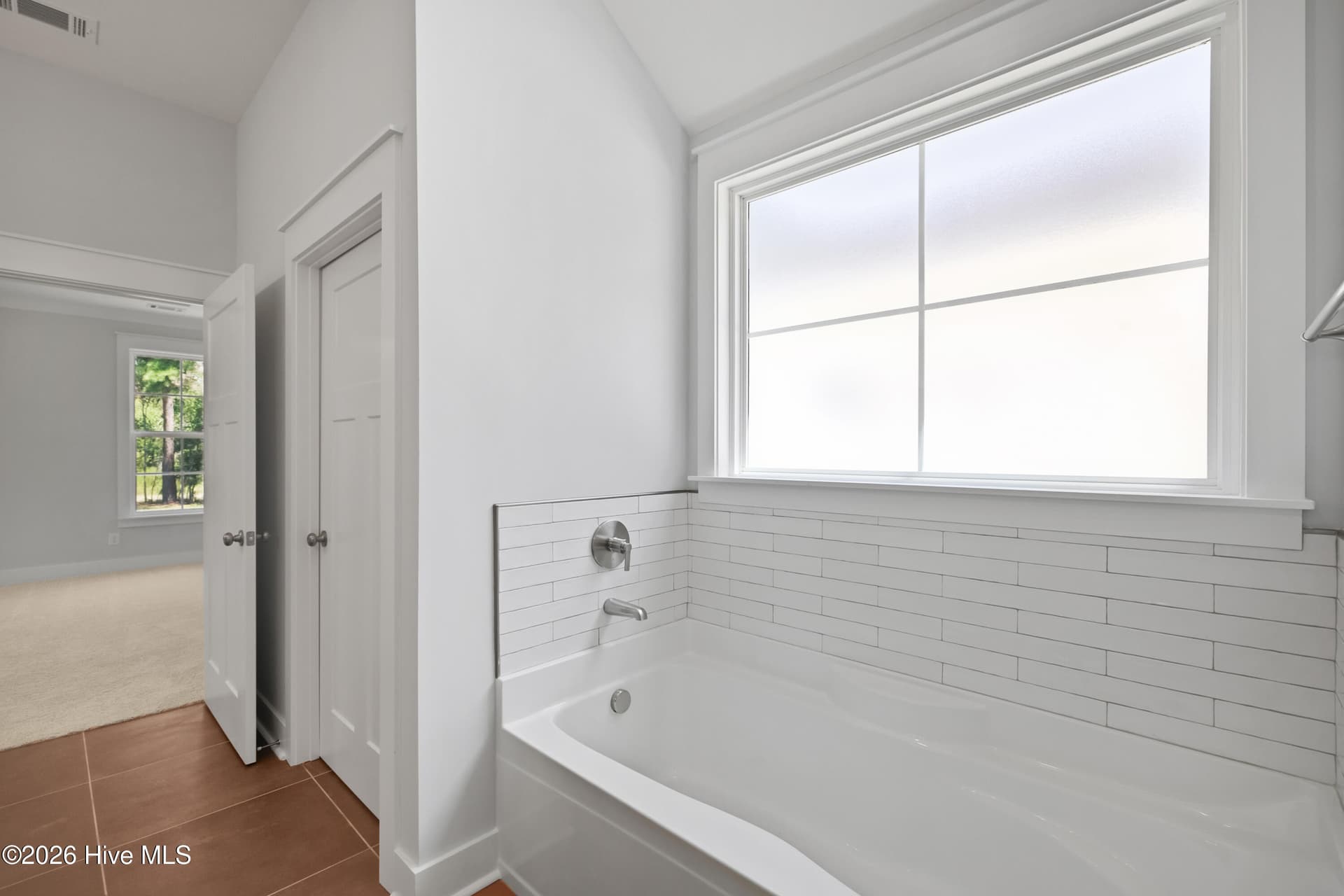 Large tub with a tile surround - 1096 Bellingham Drive, Beech Island, SC 29842