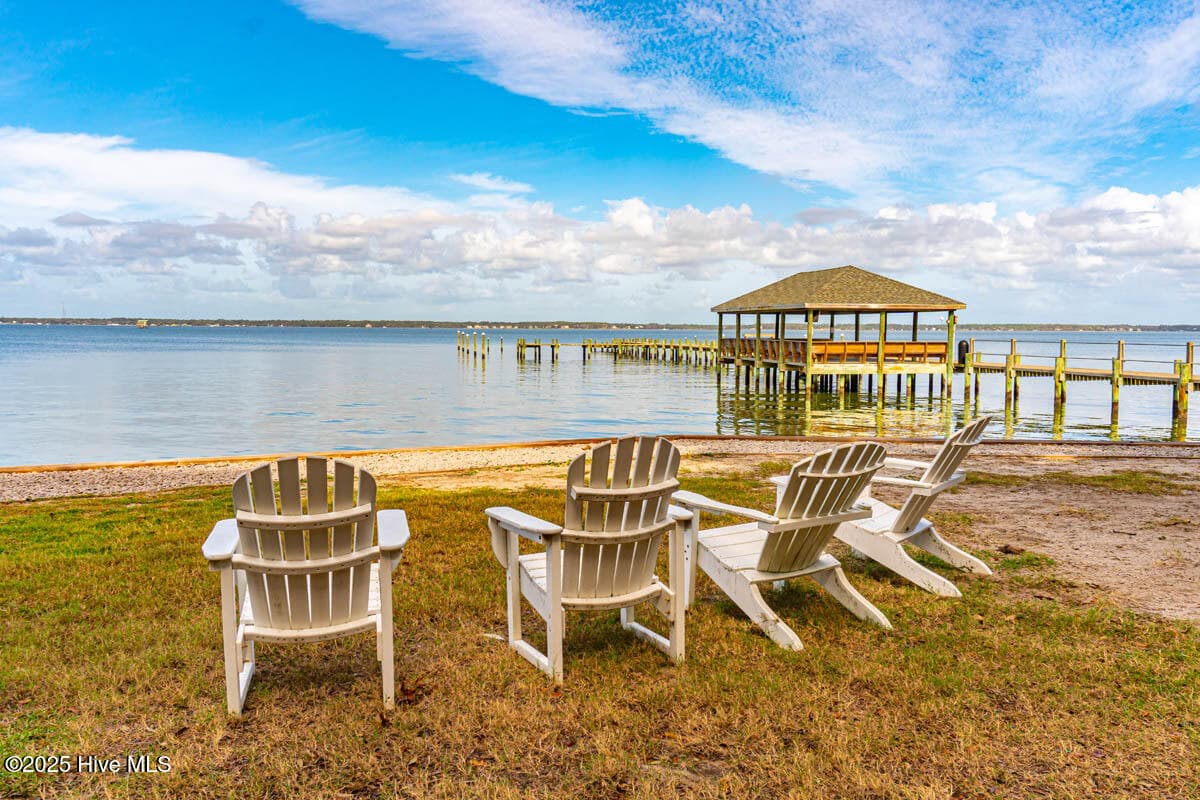 What a relaxing sound side seating for enjoying your favorite book - 1700 Salter Path Road 202-R, Indian Beach, NC 28512