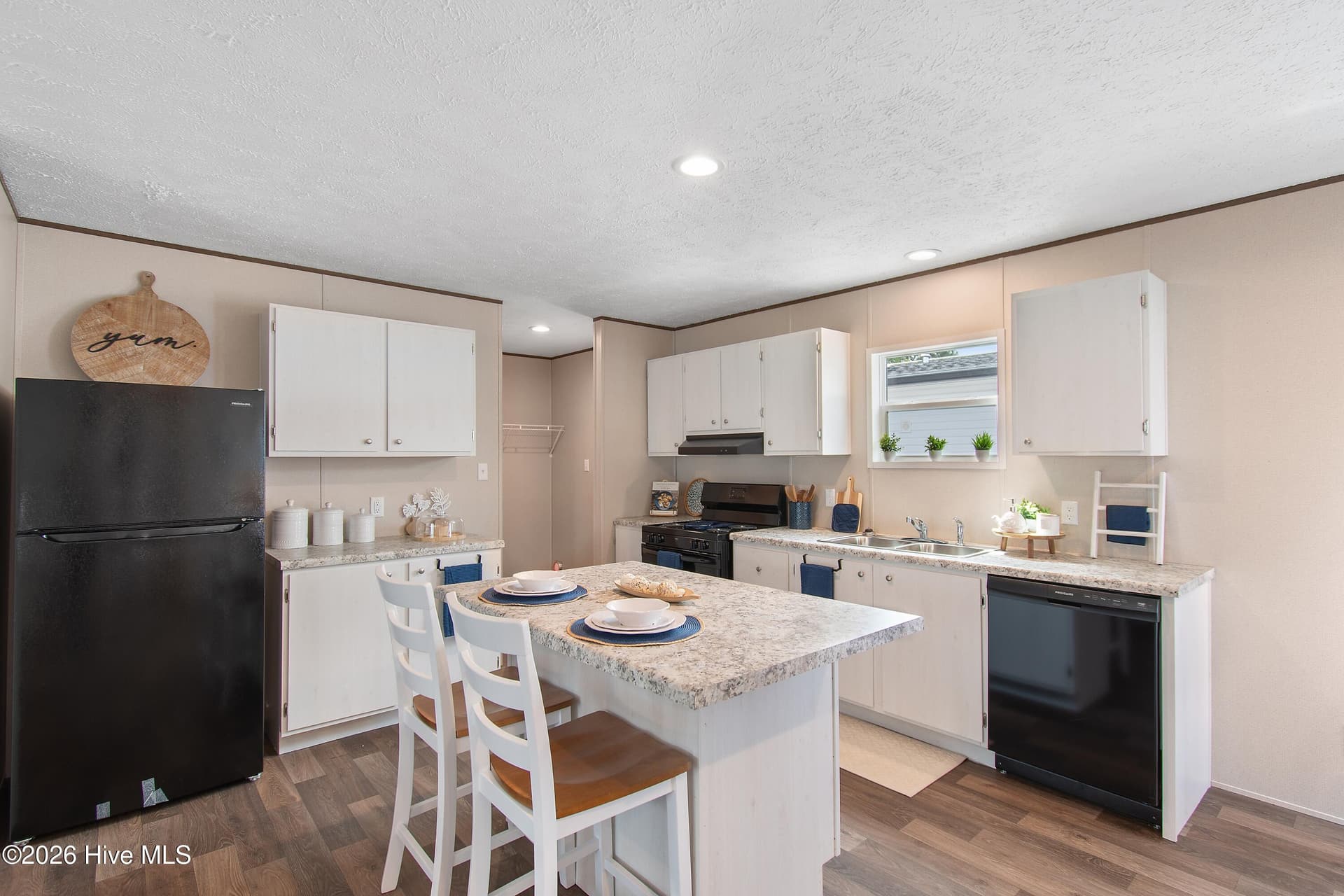 Manufactured Home at 930 Willow Place SW, Calabash, NC 28467, photo 11 of 32