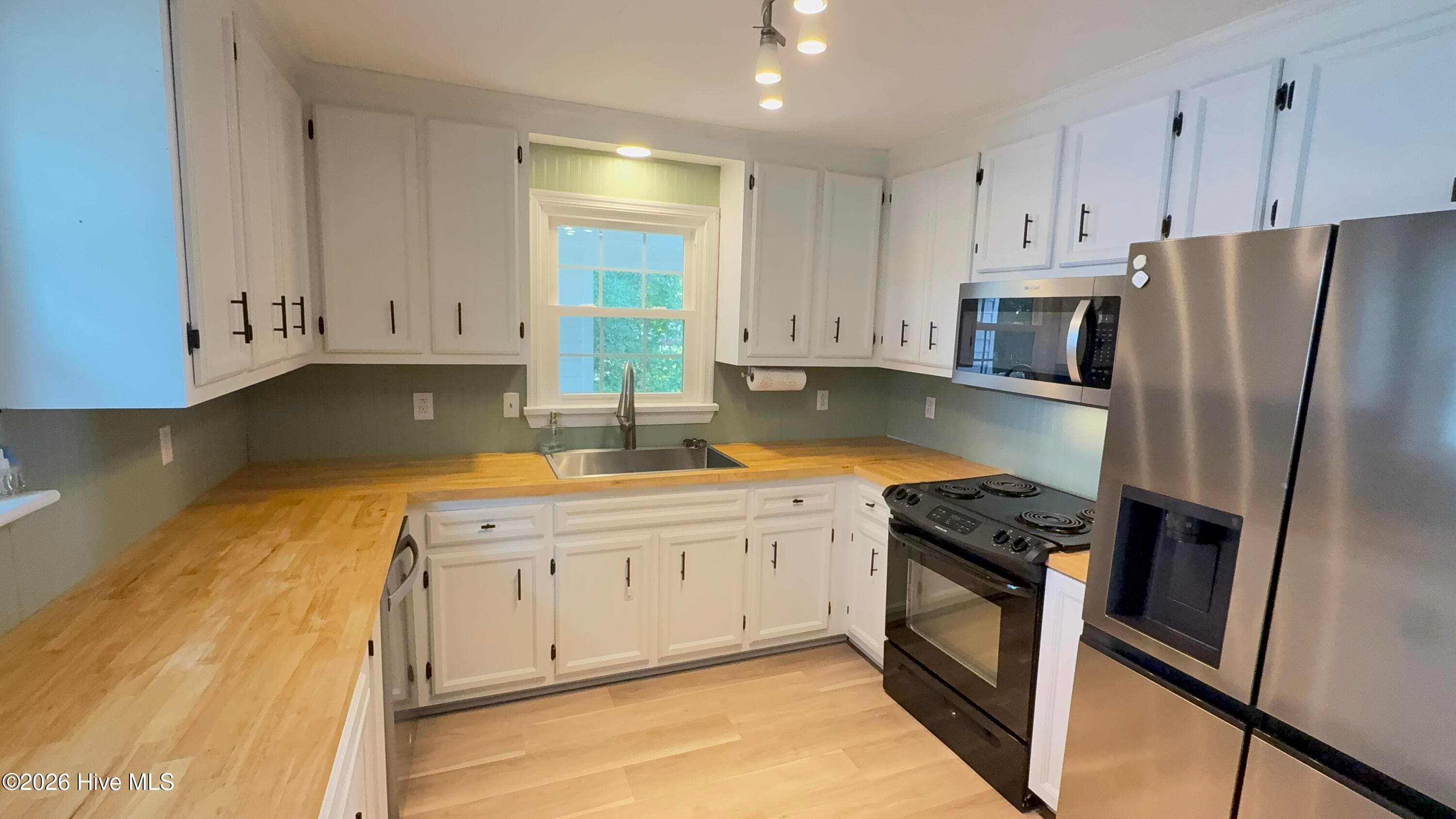 Single Family Residence at 410 Waters Circle, Goldsboro, NC 27534, photo 5 of 33