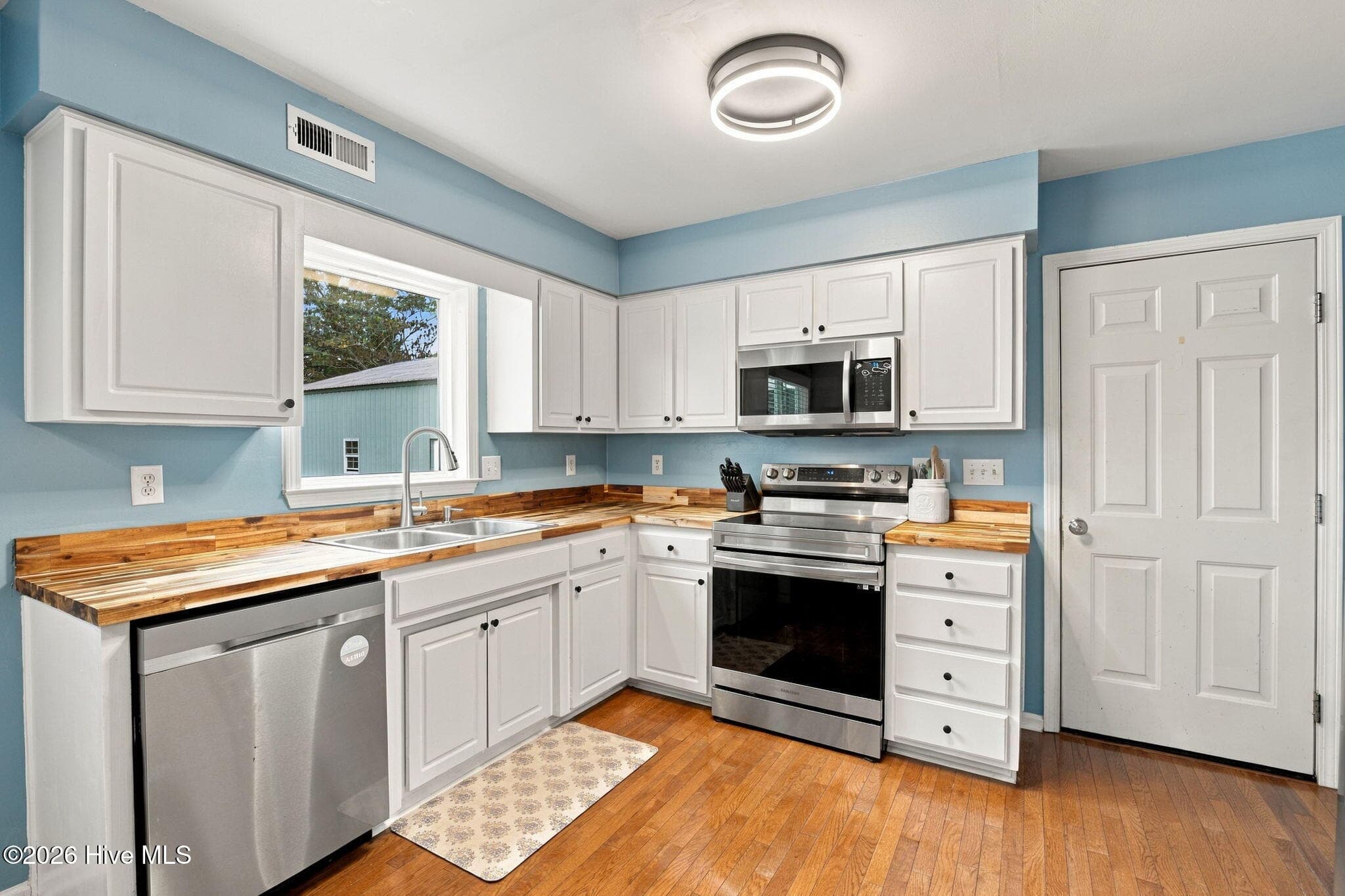 Single Family Residence at 203 Trolley Court, New Bern, NC 28560, photo 3 of 52