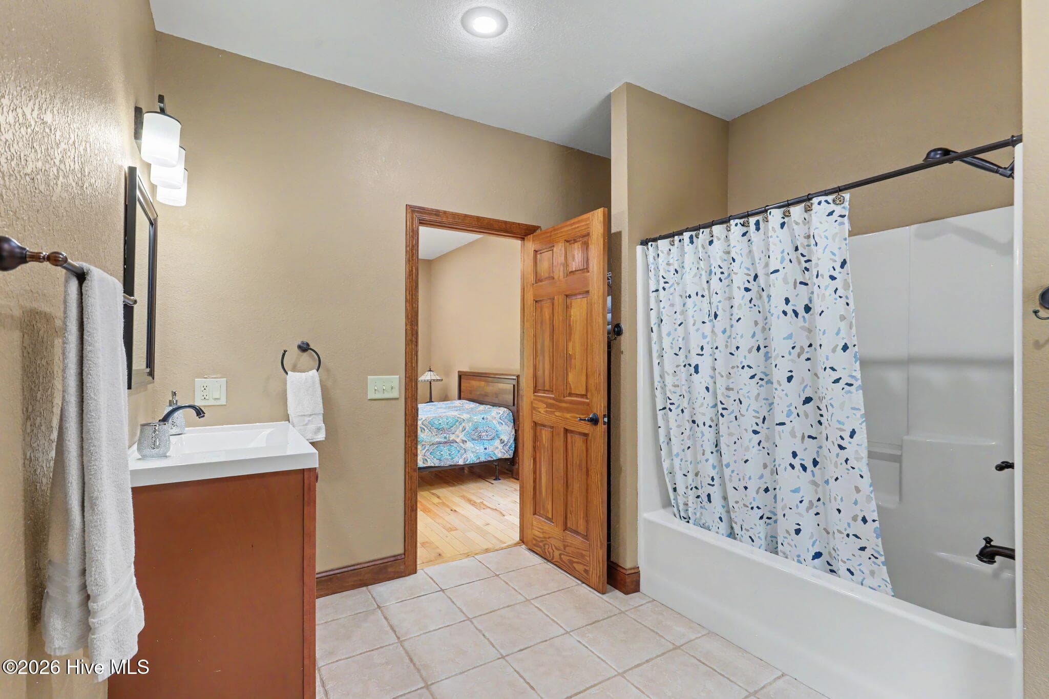 Full en suite bath with tub and shower completes the main-level guest suite. - 210 Majestic Drive, Hayesville, NC 28904
