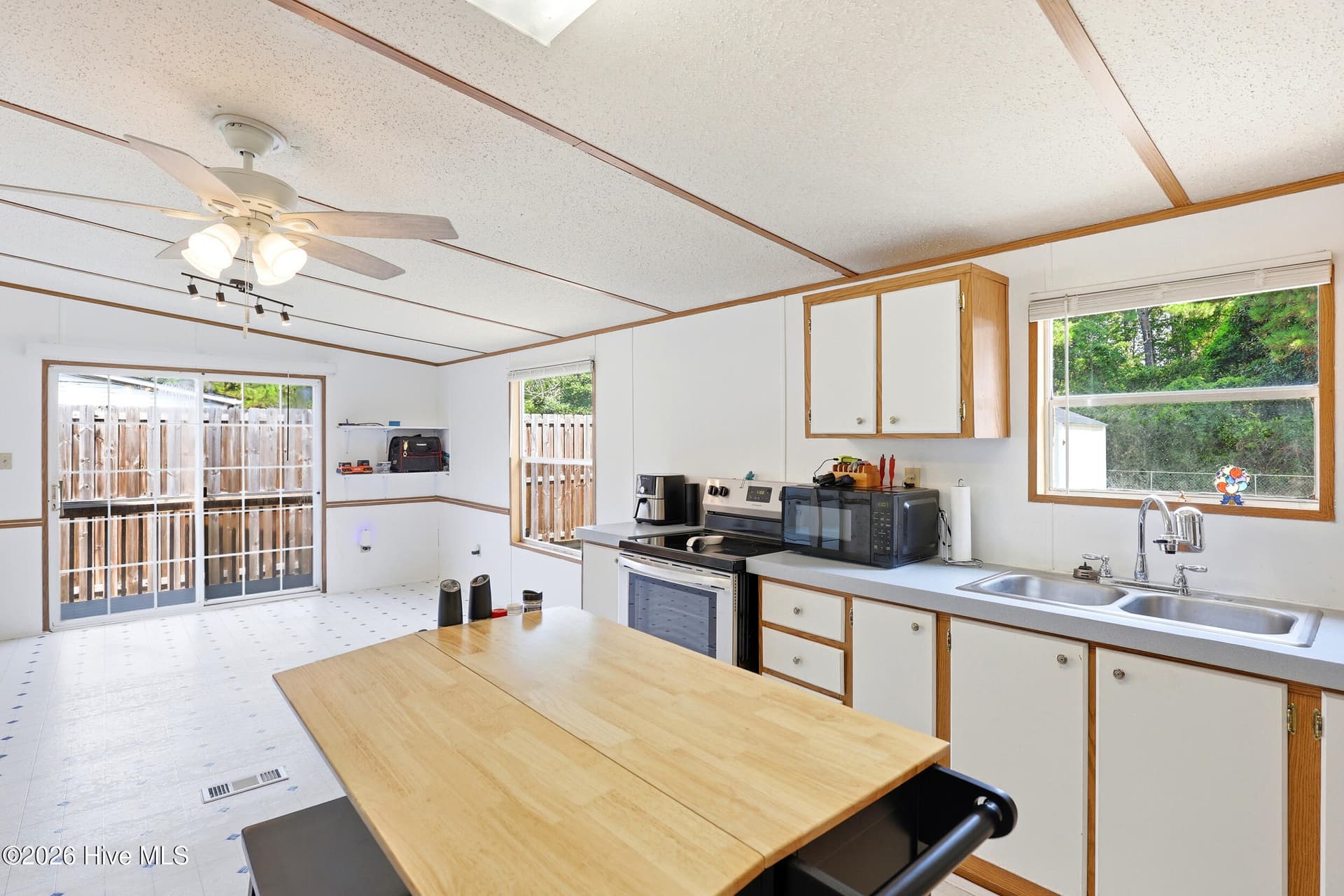 Manufactured Home at 709 Inlet Acres Drive, Wilmington, NC 28412, photo 10 of 44