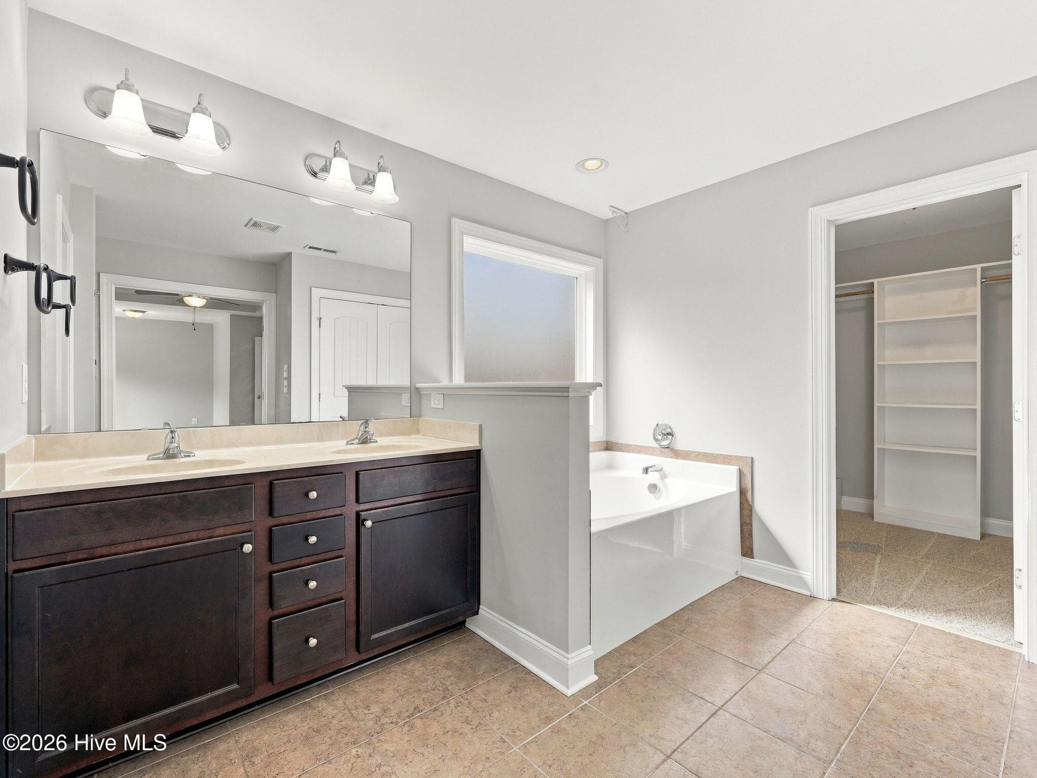 Ensuite Bath - 813 Tuscarora Trail, Jacksonville, NC 28546