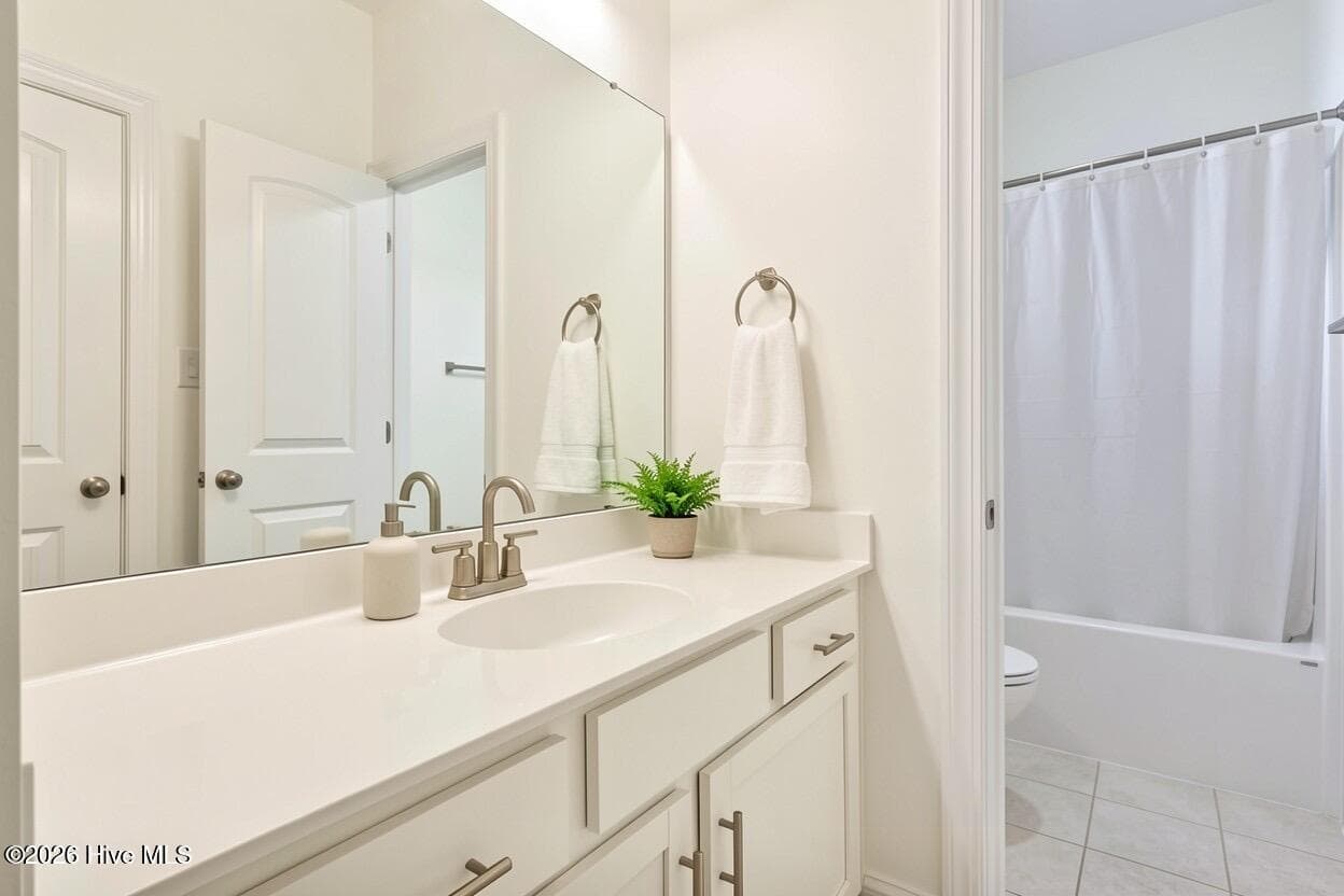 Jack and Jill bathroom between bedrooms 3 & 4 - 2019 Tarpon Trail, New Bern, NC 28562