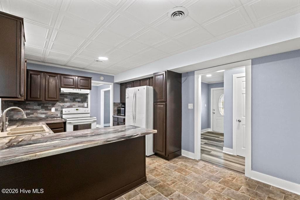 Single Family Residence at 211 Warren Court, Jacksonville, NC 28546, photo 2 of 3