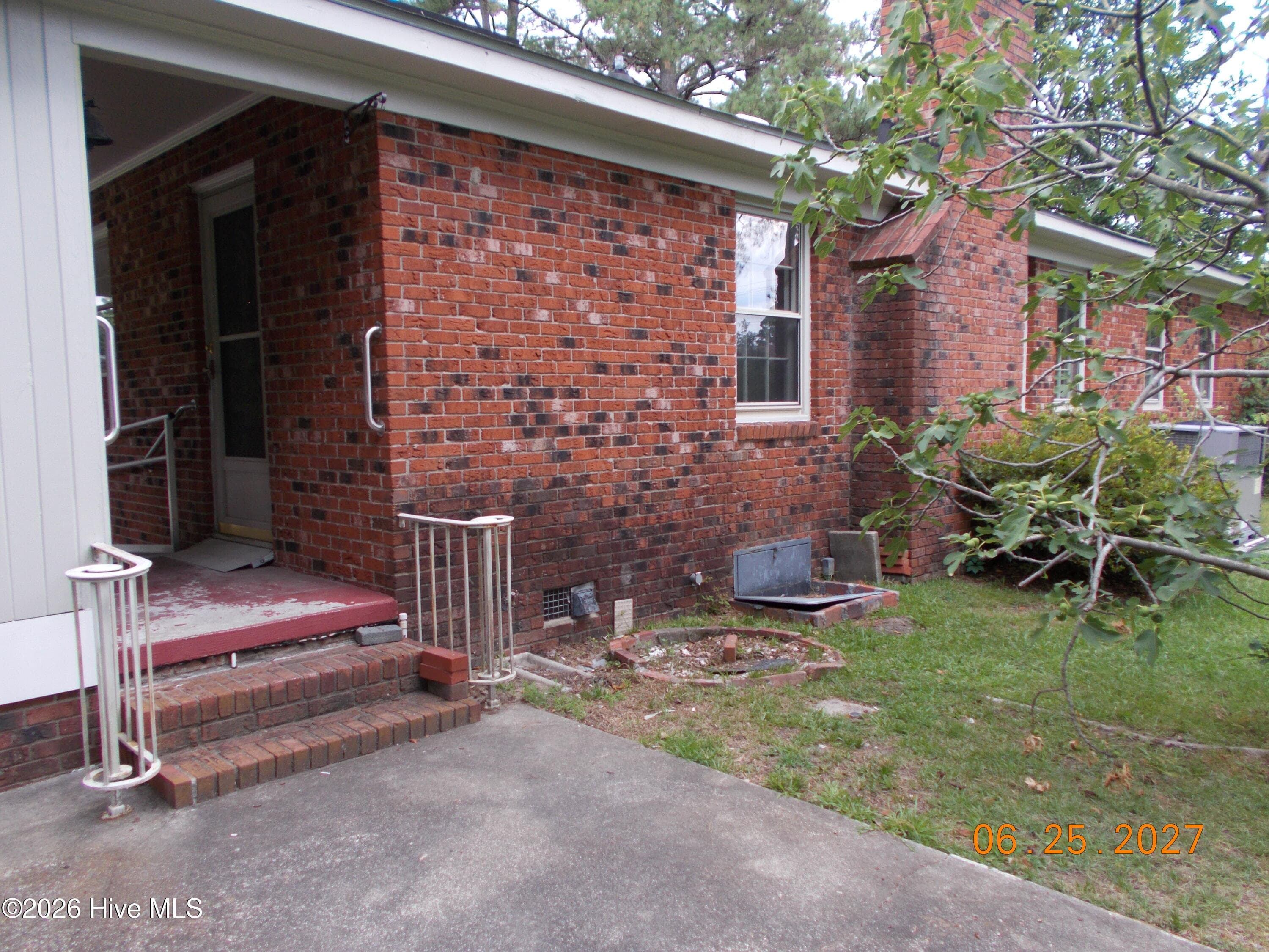 Single Family Residence at 2209 Stanton Road, Kinston, NC 28504, photo 2 of 16