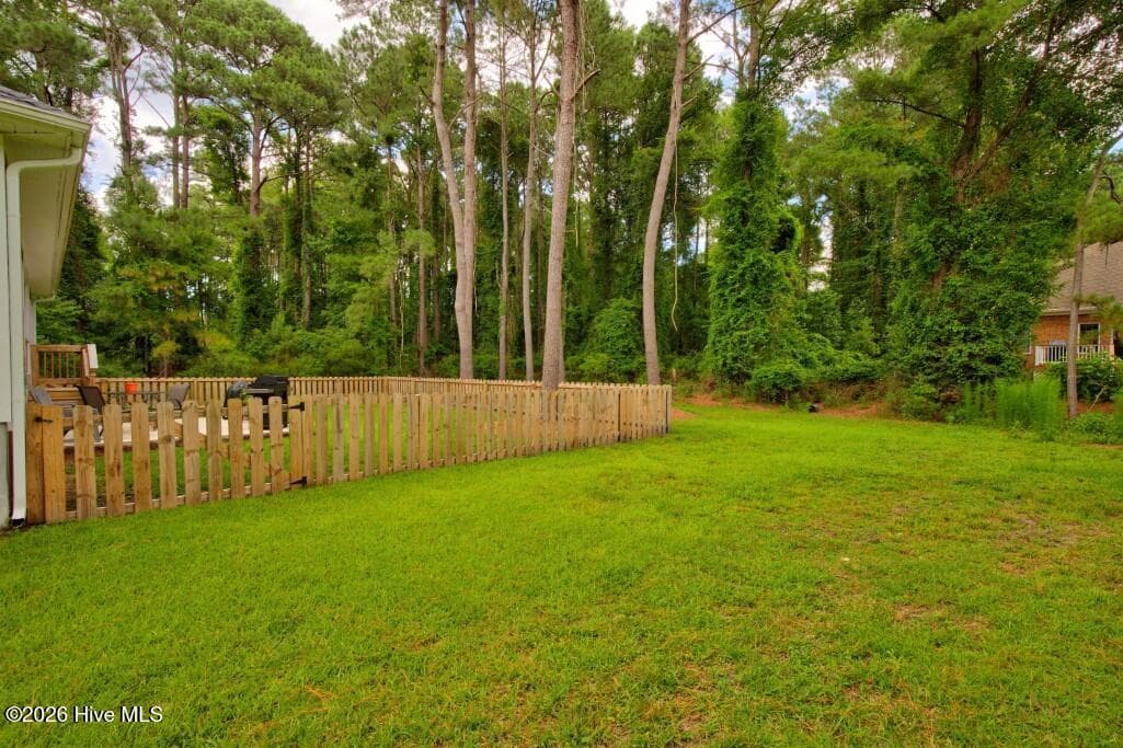 Single Family Residence at 1109 Coral Reef Drive, New Bern, NC 28560, photo 2 of 3