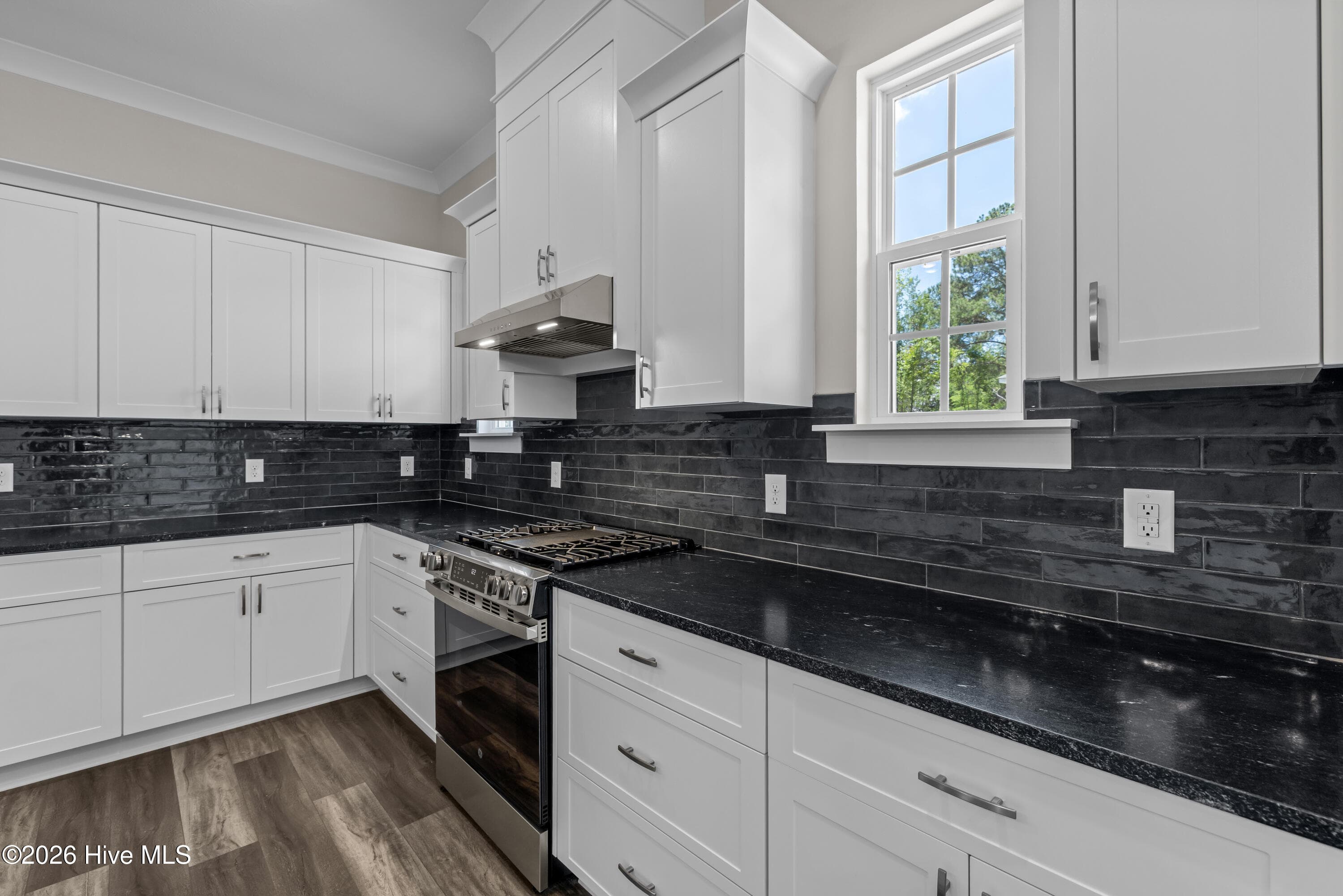 Gas range - 1725 Bellingham Drive, Beech Island, SC 29842