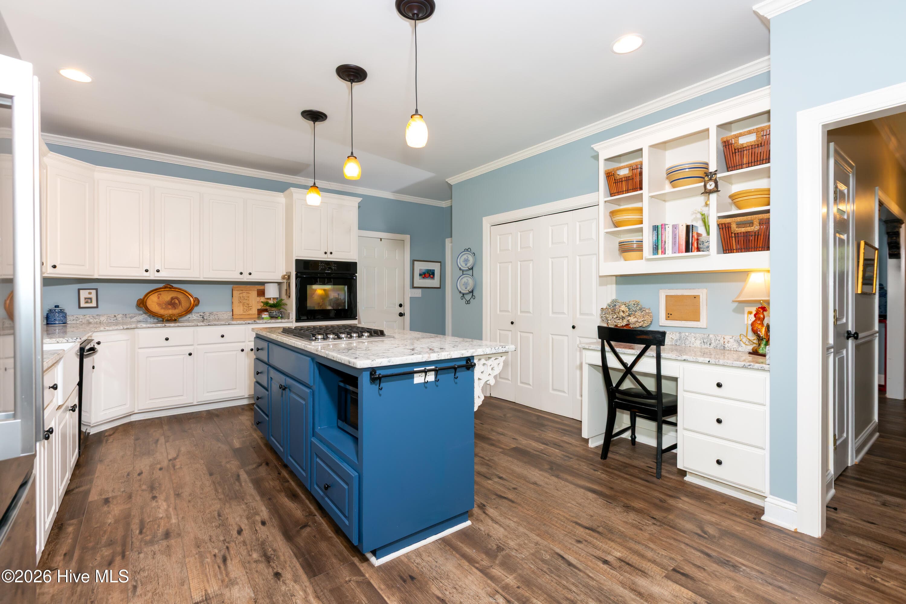 Kitchen island with gas range - 2417 Oakview Drive, New Bern, NC 28562