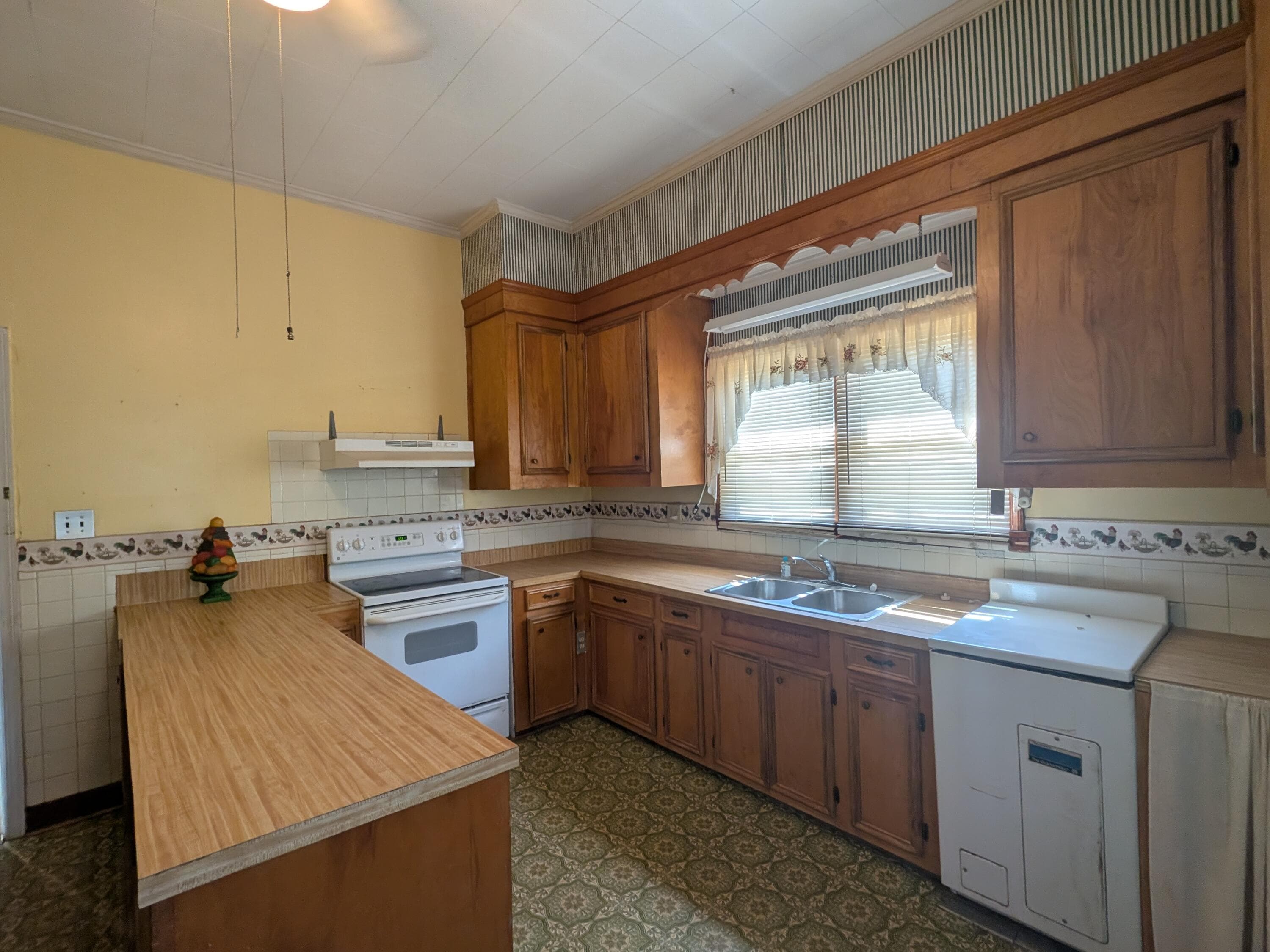Single Family Residence at 418 Mims Street, Edgefield, SC 29824, photo 7 of 29