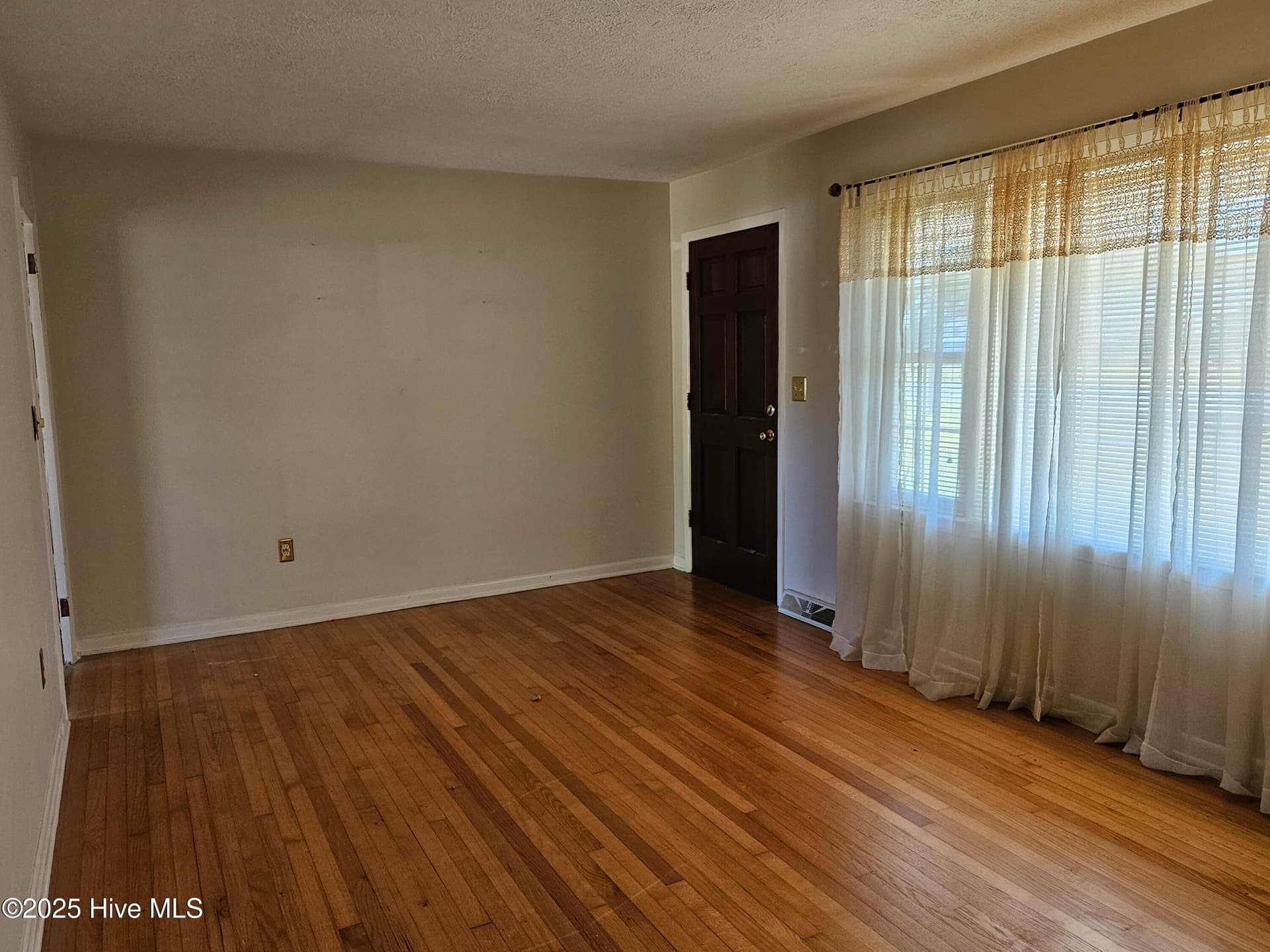 Single Family Residence at 124 Kimberly Drive, Clinton, NC 28328, photo 4 of 16