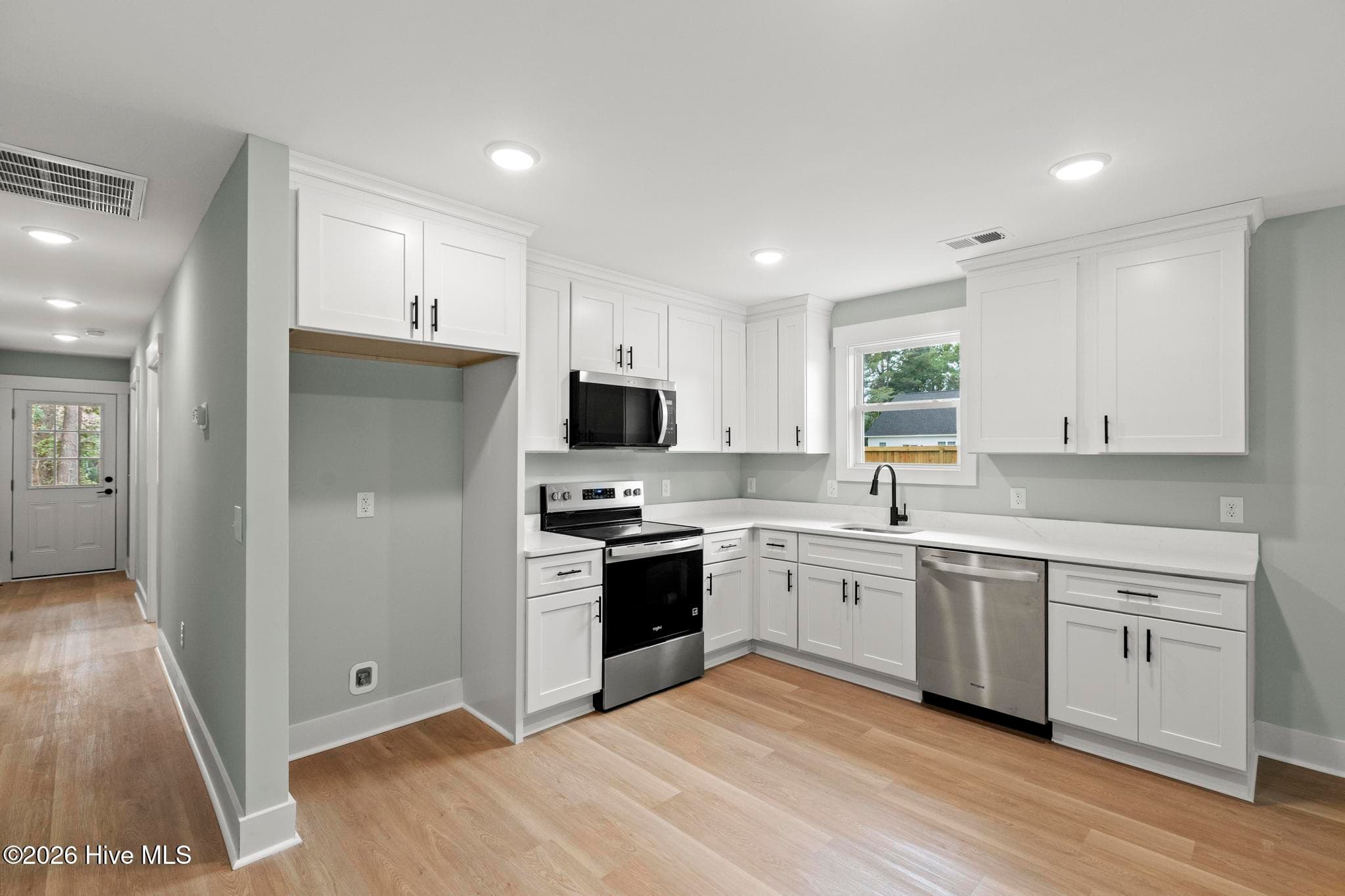 Single Family Residence at 302 Pine Court, Hampstead, NC 28443, photo 25 of 91