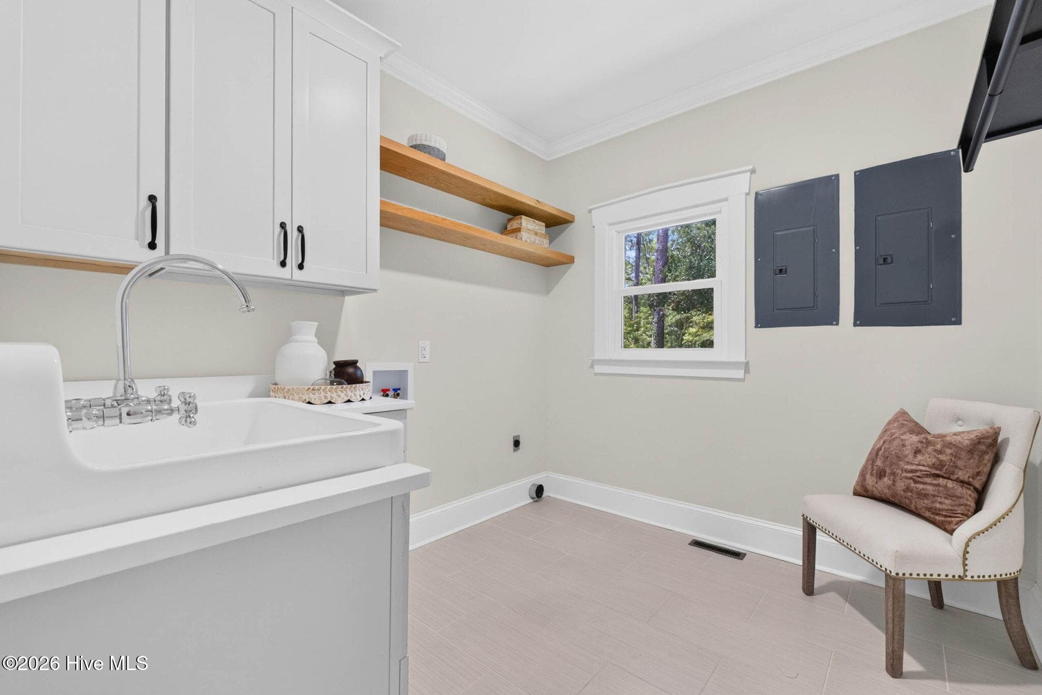Laundry Room with Sink - 5933 Dutchman Creek Road, Southport, NC 28461