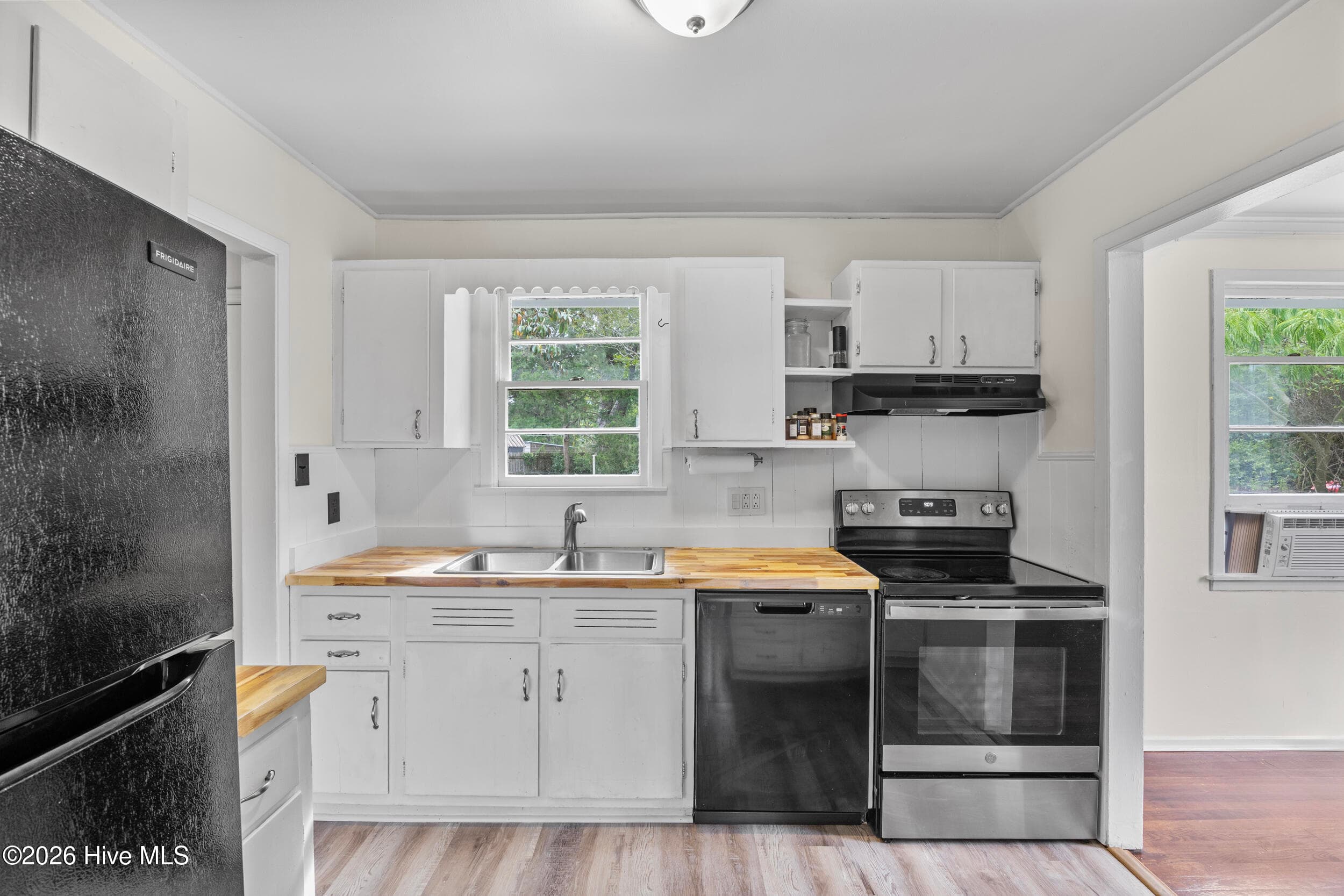 Single Family Residence at 530 Oak Lane, Jacksonville, NC 28540, photo 11 of 32