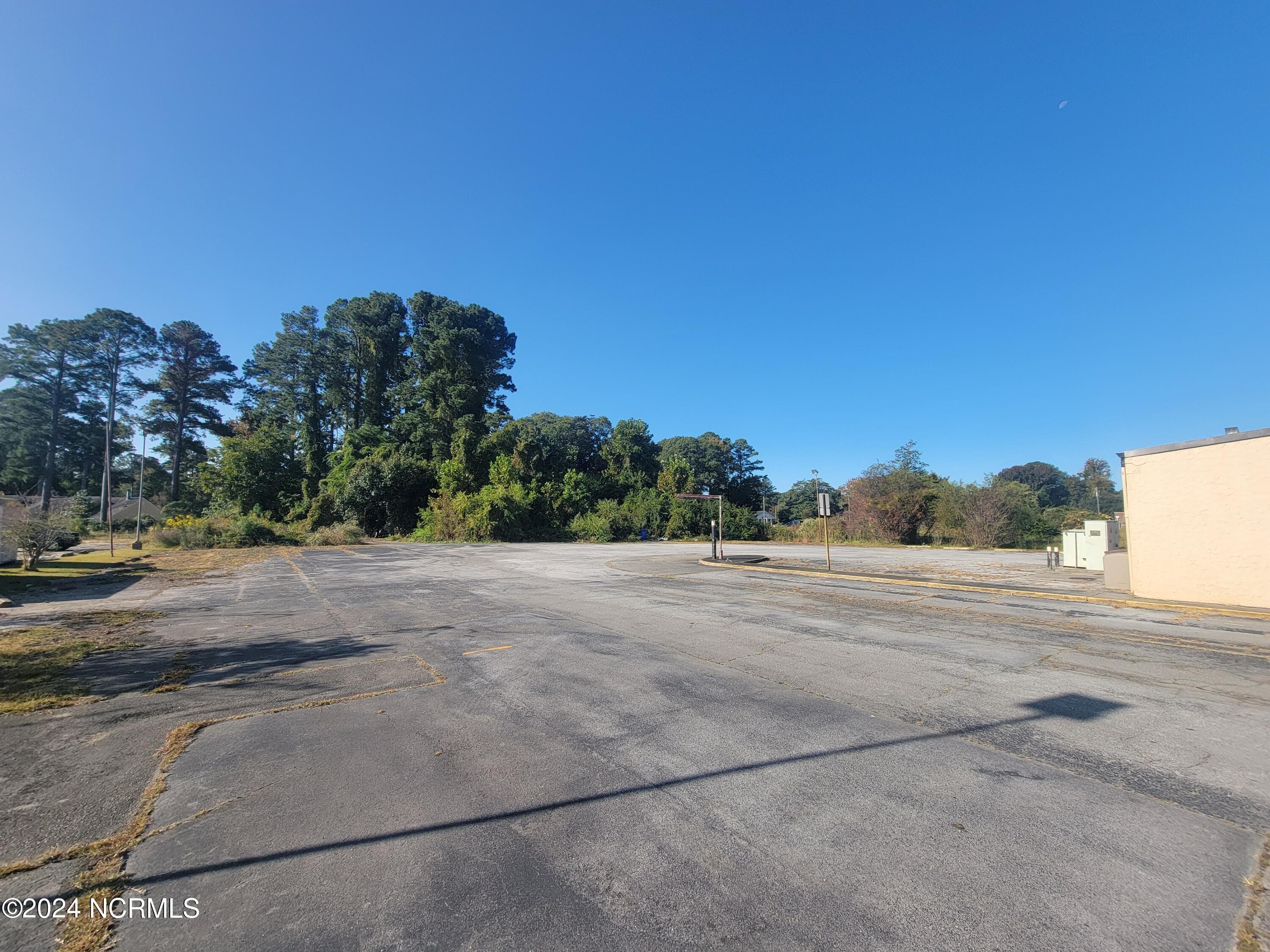 Improved at 2405 Neuse Boulevard, New Bern, NC 28562, photo 4 of 20