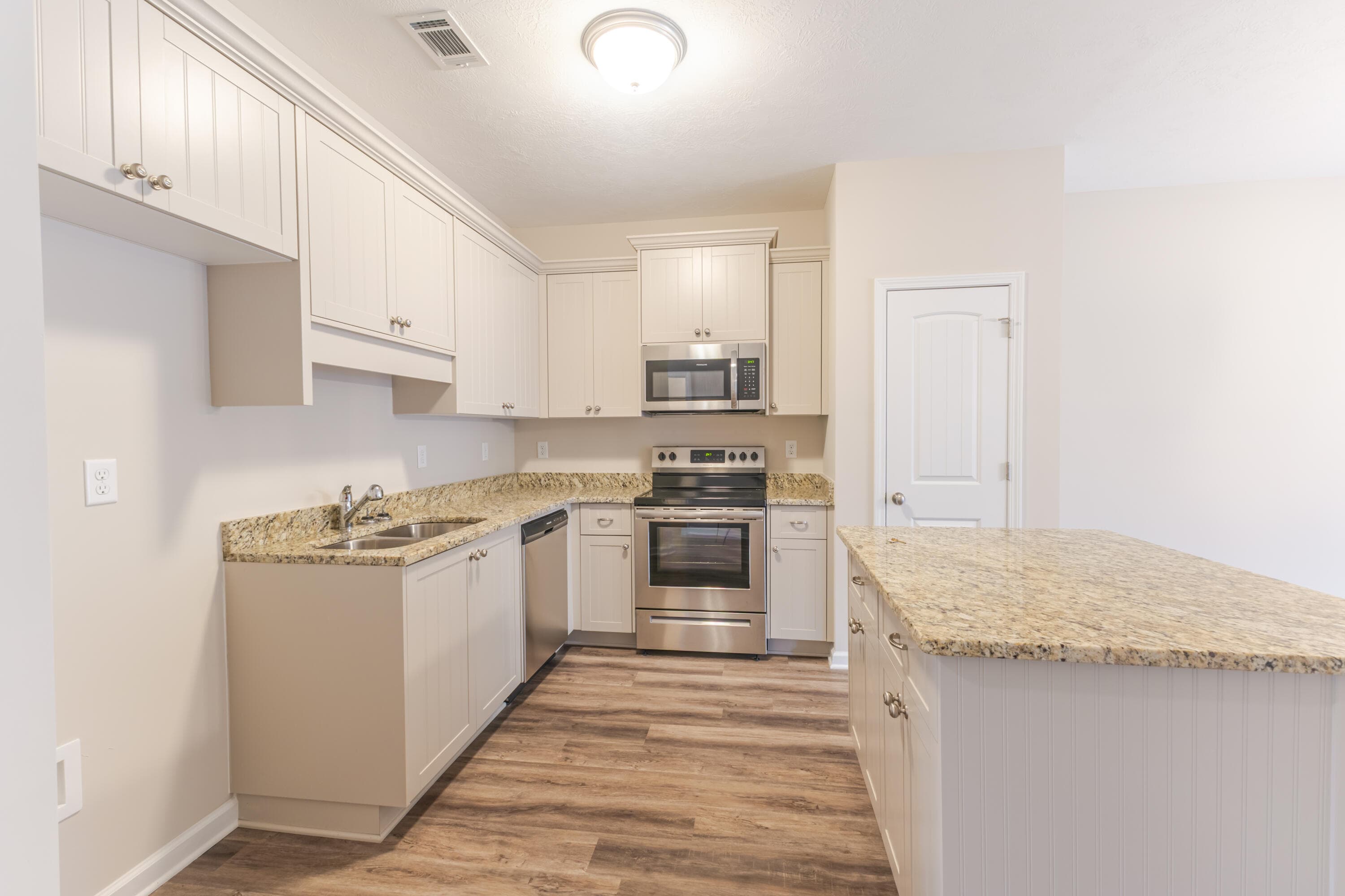 Townhouse at 334 Bordeaux Drive, Thomson, GA 30824, photo 12 of 21