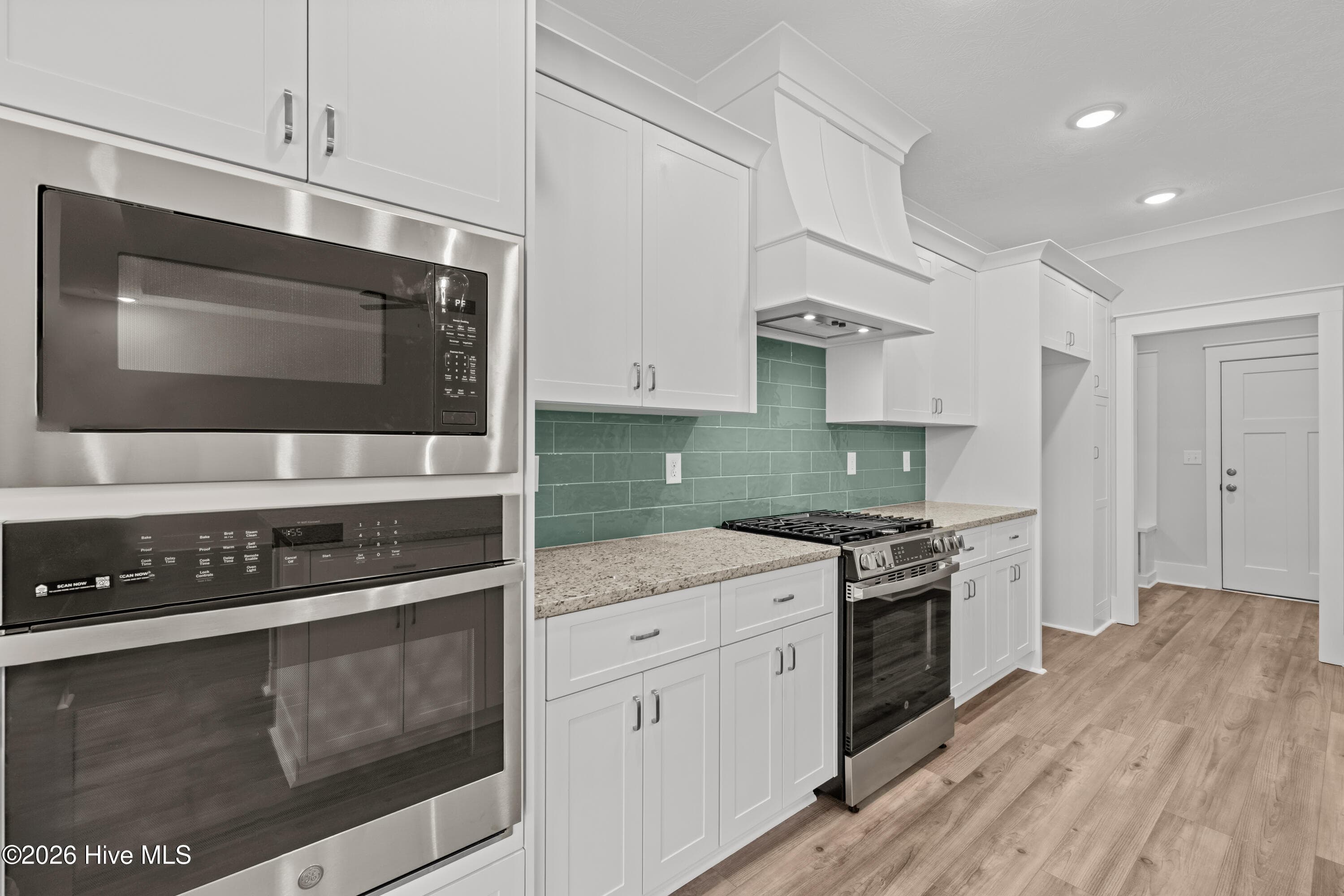 Gas Range w/Decorative Hood Vent - 10382 Helmsdale Drive, Aiken, SC 29803