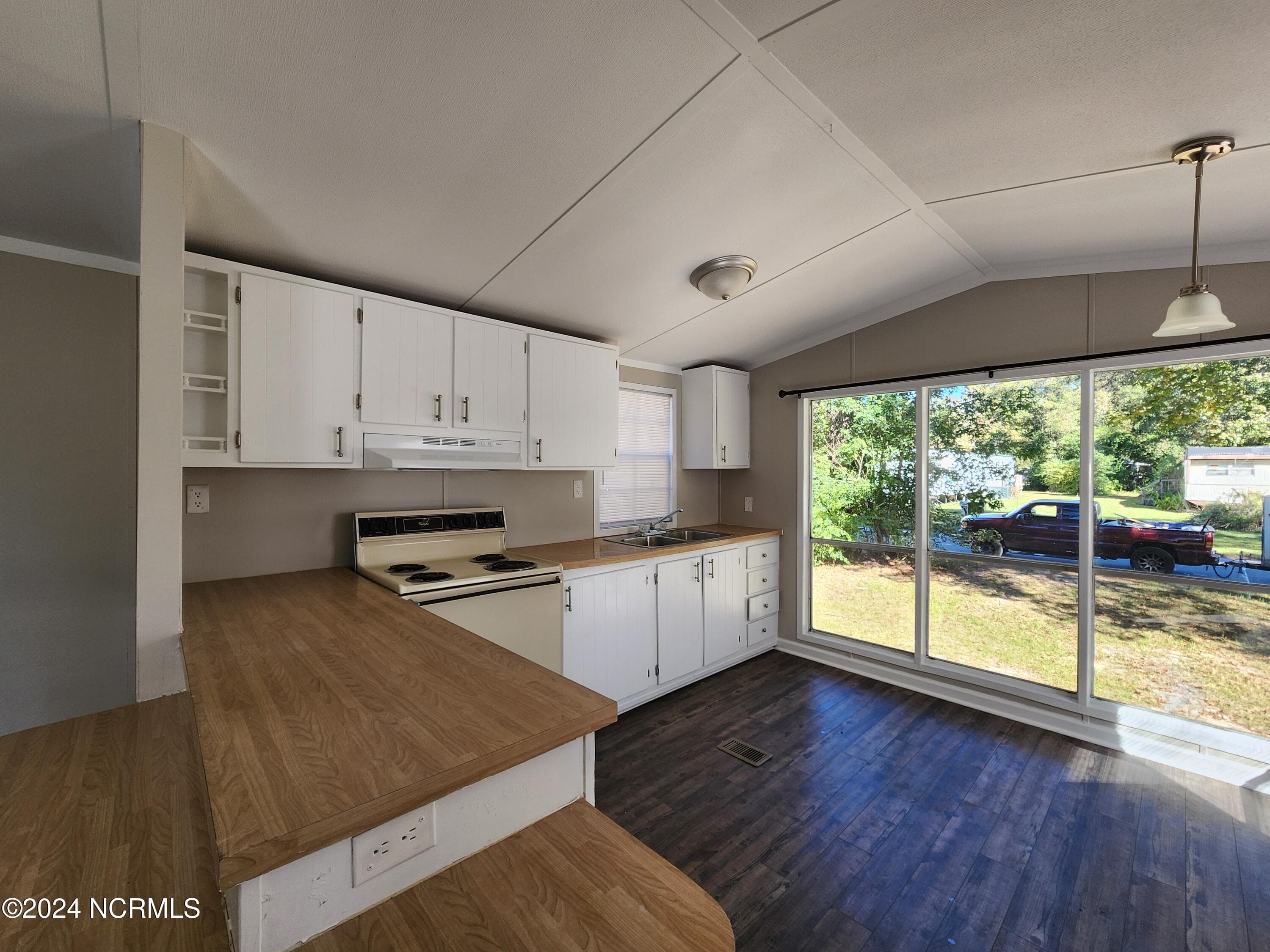 Manufactured Home at 15 Marlette Street, Hubert, NC 28539, photo 3 of 20