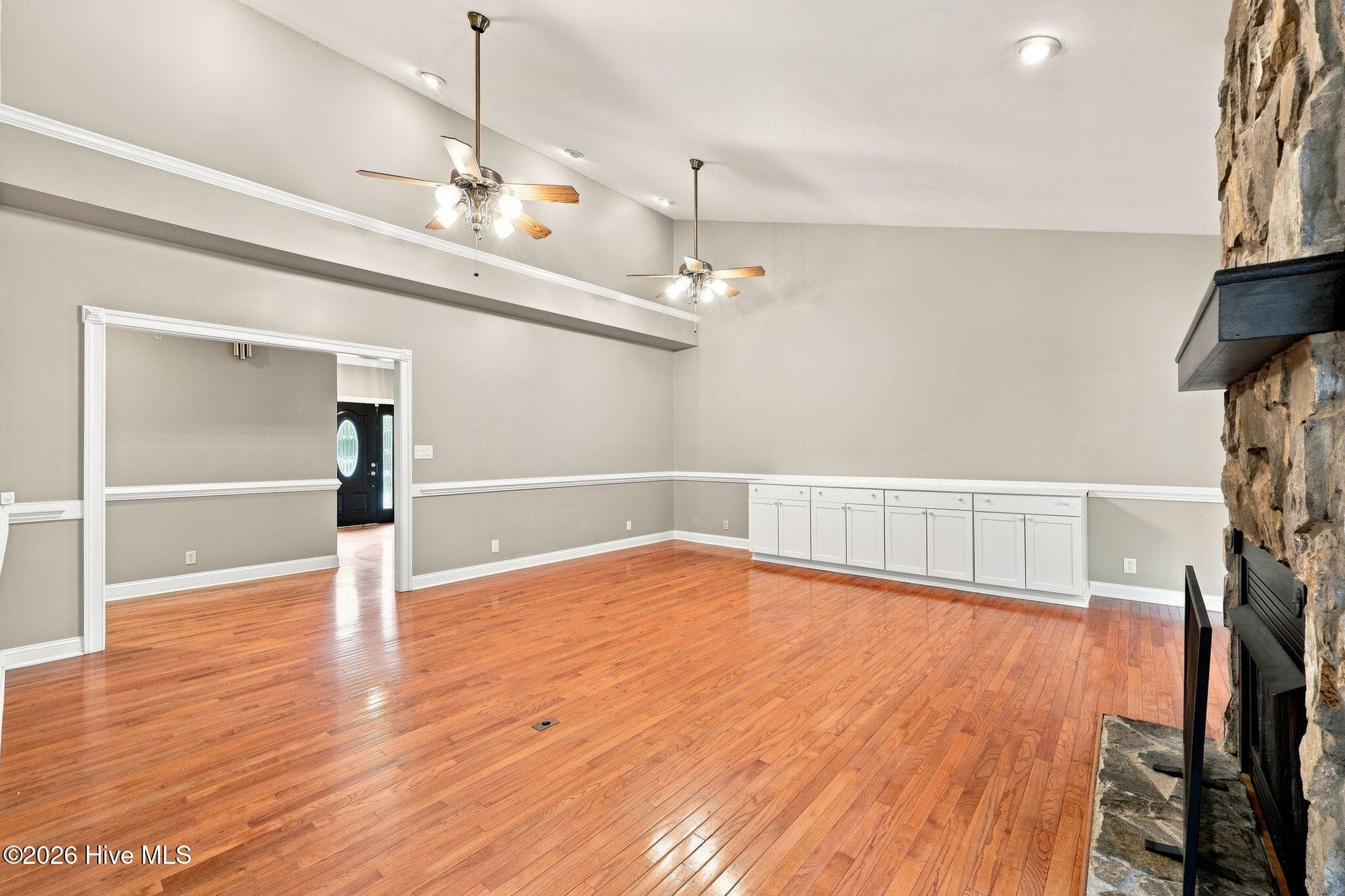 Living area looking into the foyer area - 407 Rustic Court, Pollocksville, NC 28573