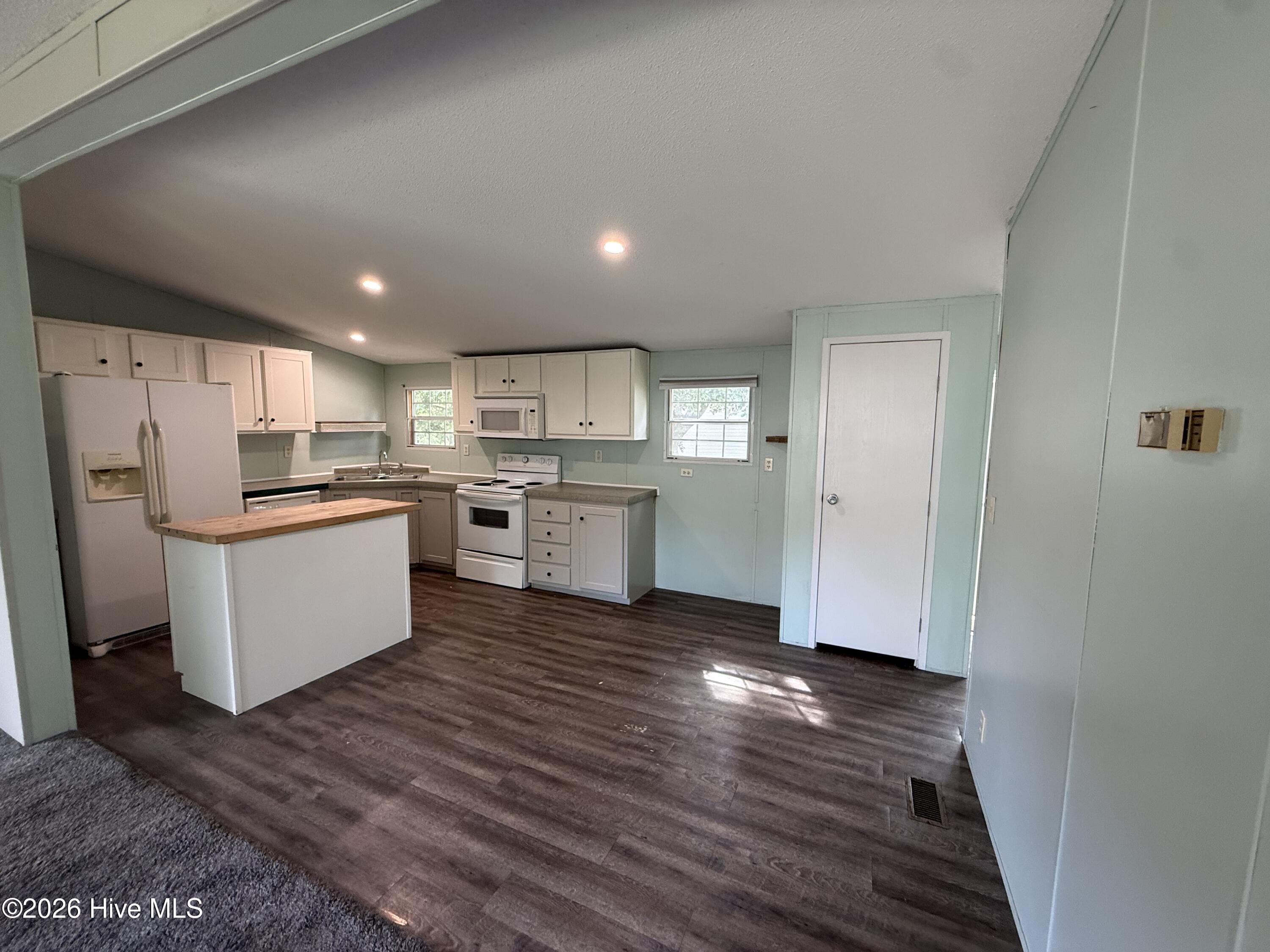 Manufactured Home at 907 Kontiki Court, Hampstead, NC 28443, photo 7 of 14