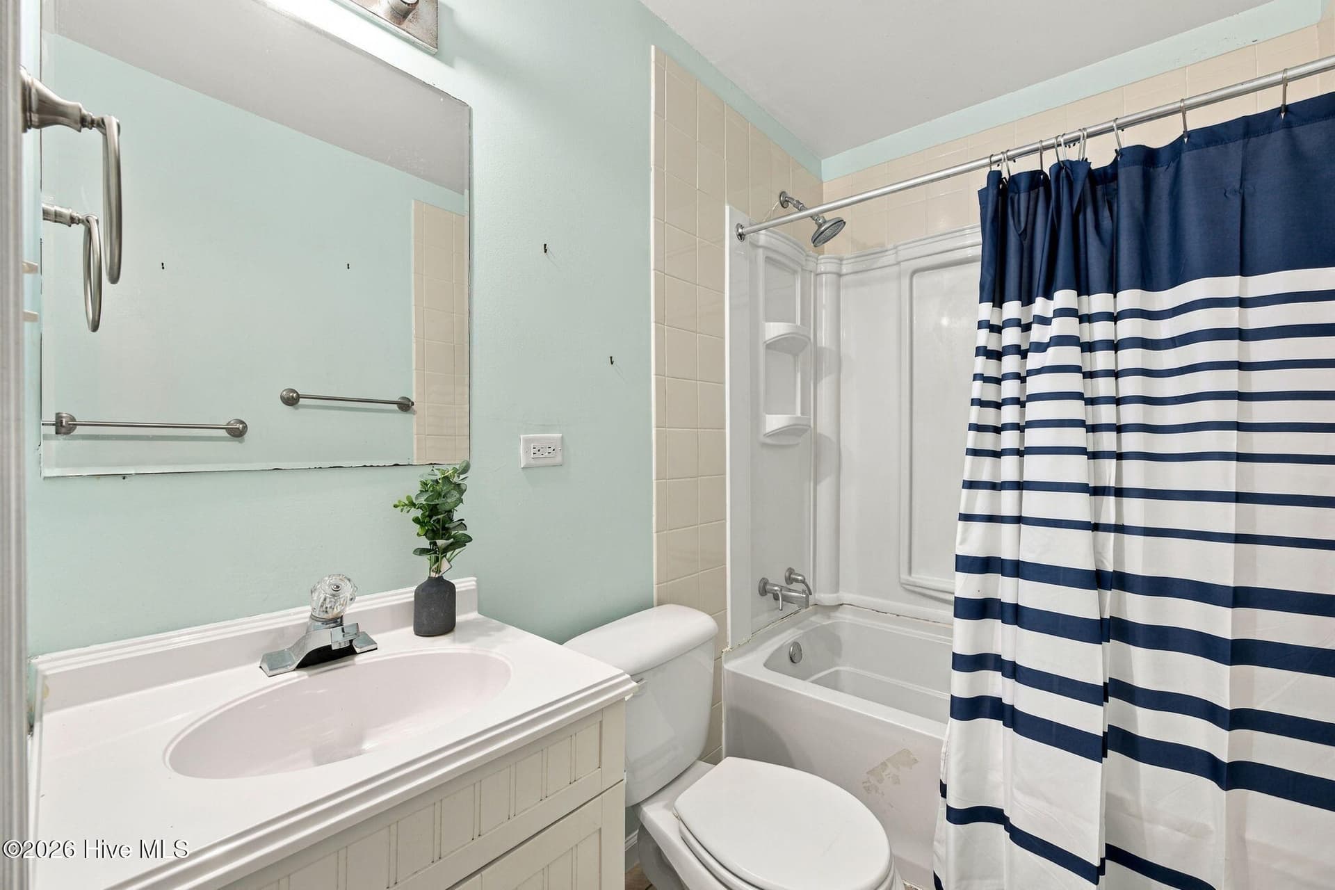 full guest bath - 1405 Antioch Road, New Bern, NC 28560