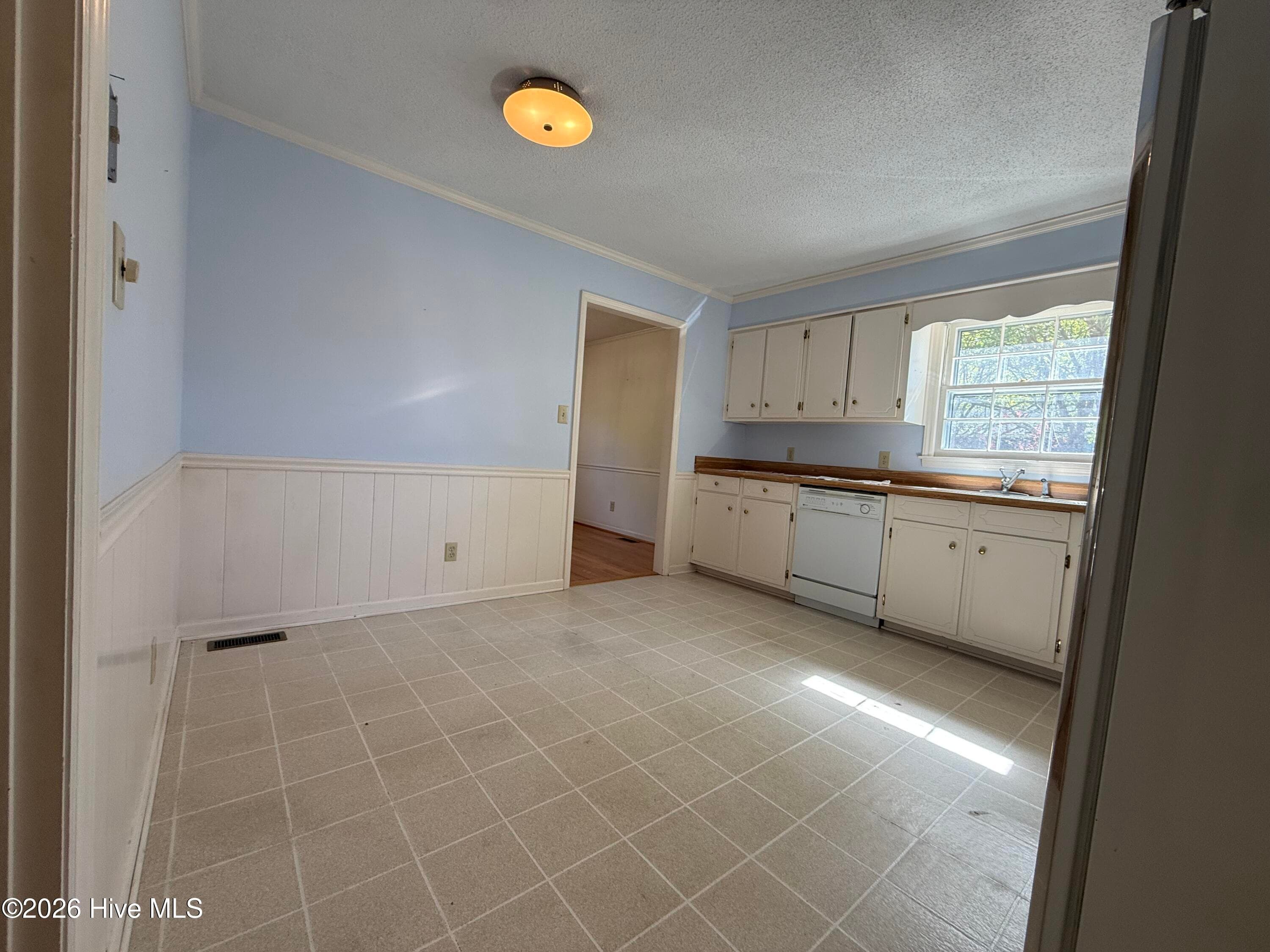 Single Family Residence at 907 Chestnut Drive, Smithfield, NC 27577, photo 2 of 4