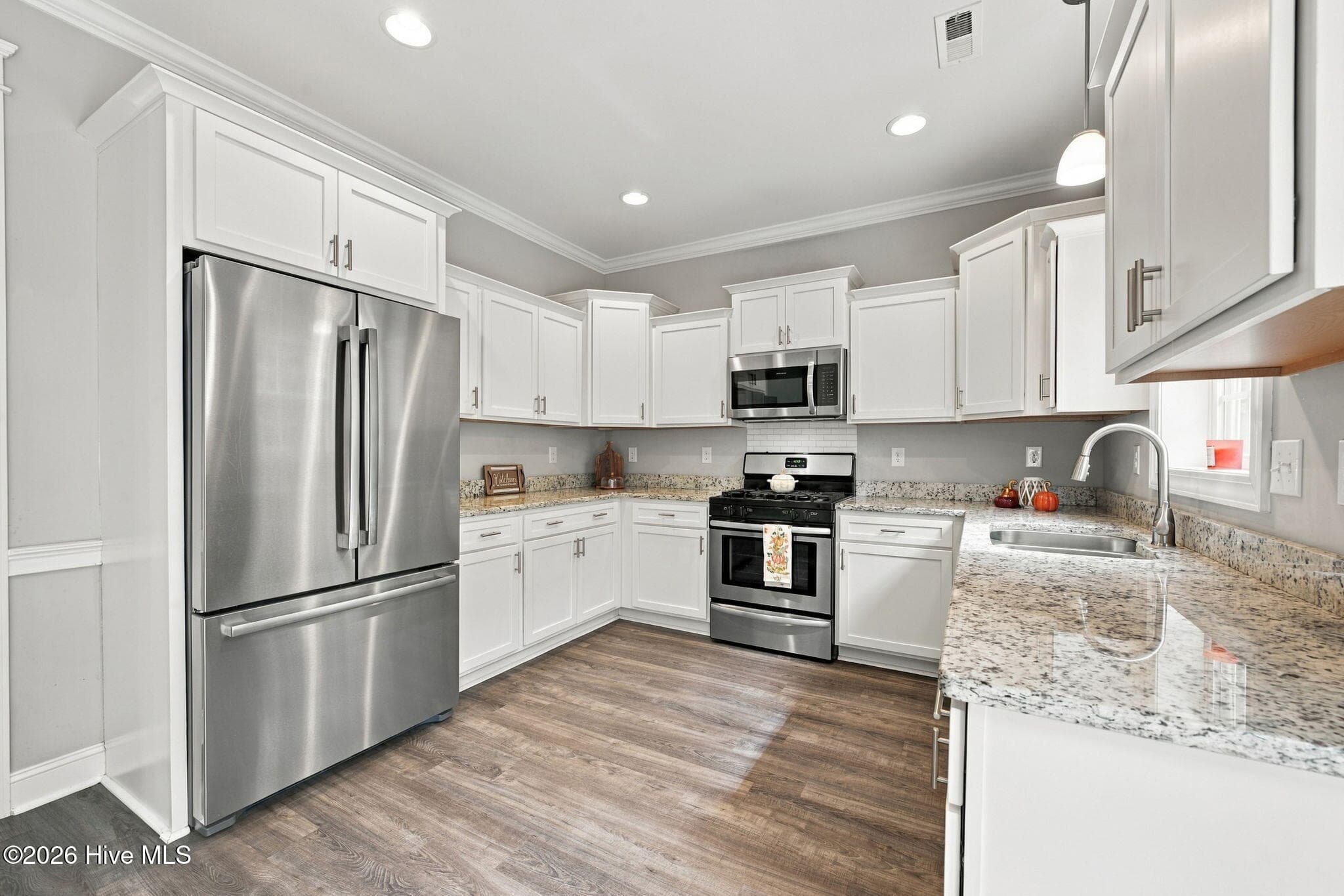 Single Family Residence at 100 Fernie Lane, New Bern, NC 28560, photo 11 of 51