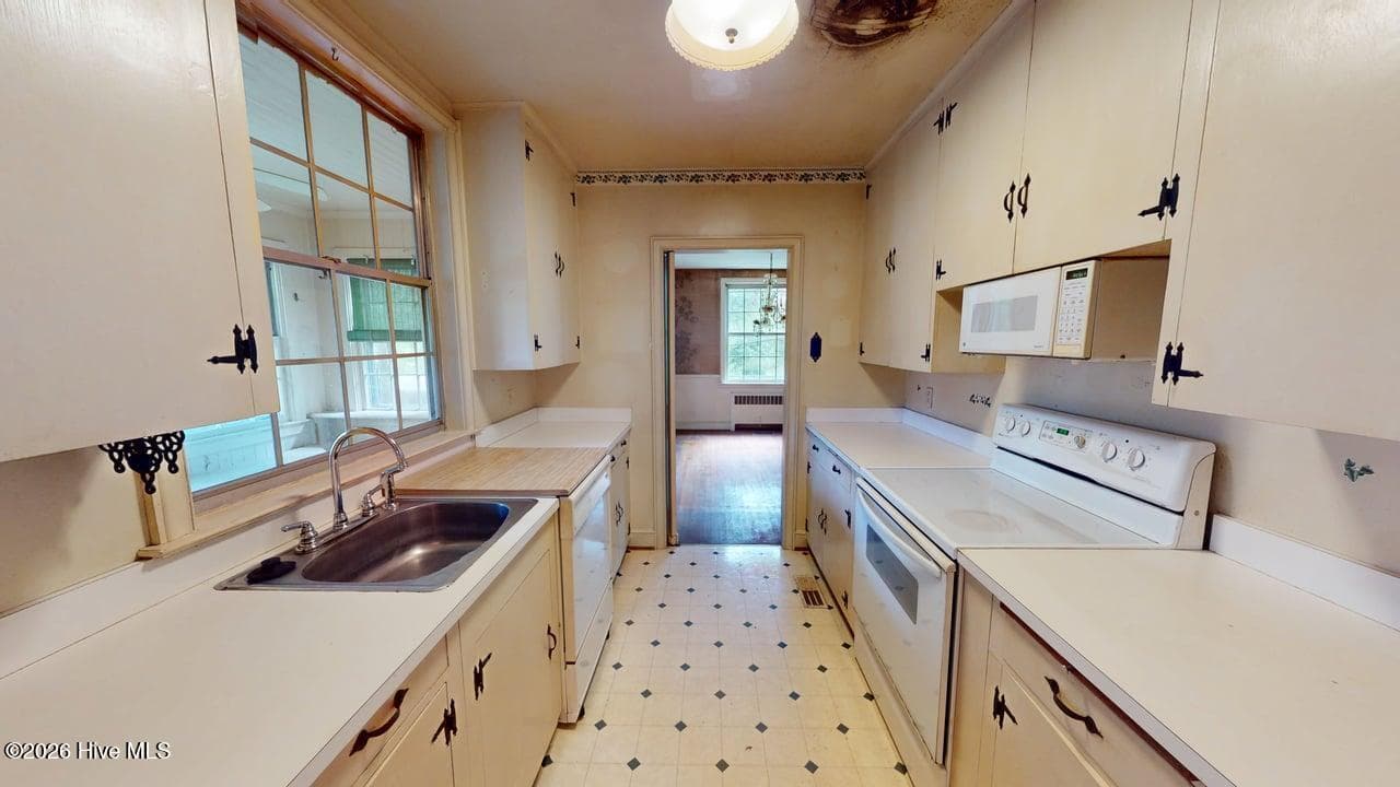 Single Family Residence at 808 W South Street W, Ahoskie, NC 27910, photo 12 of 50
