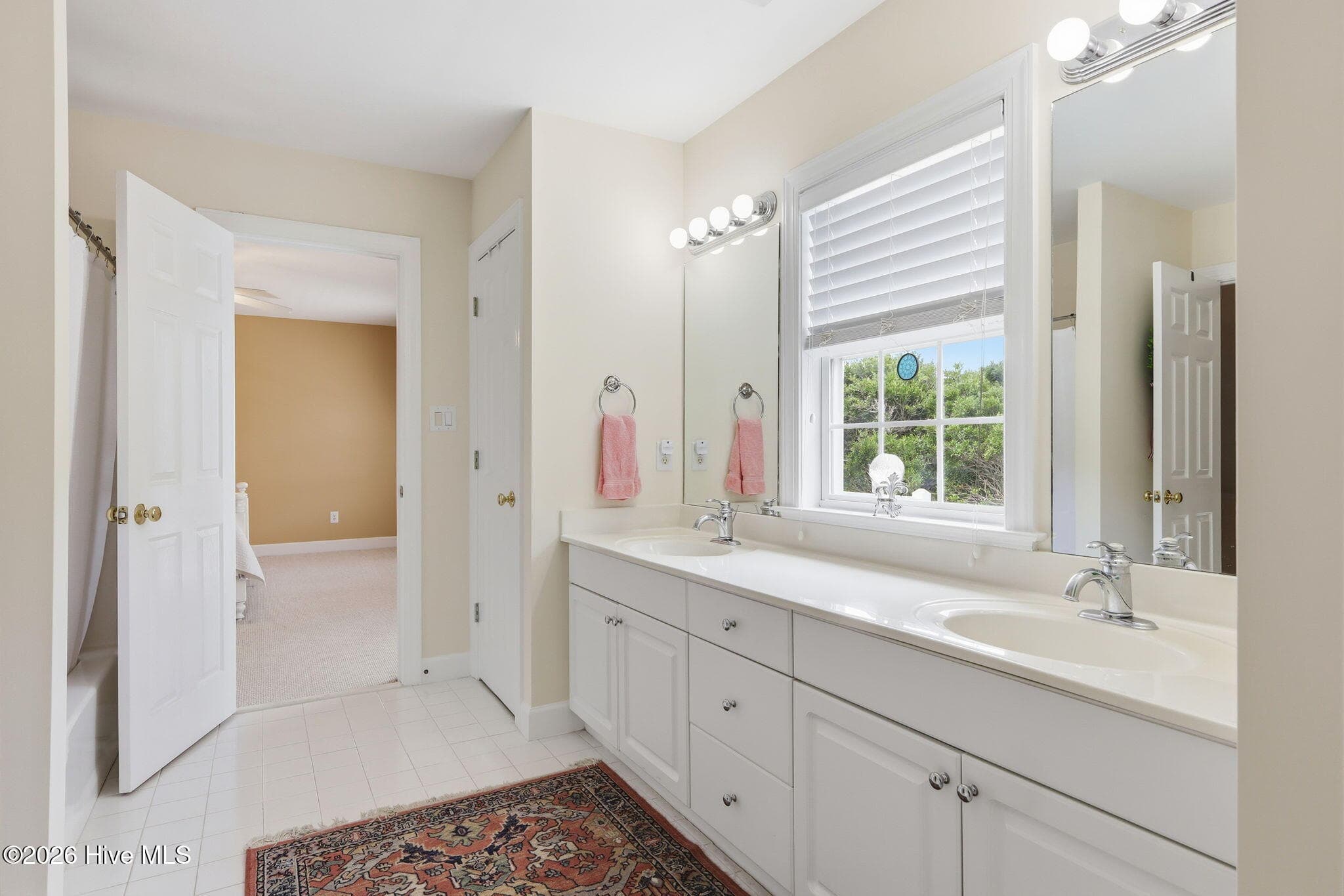 Shared hall bathroom - 104 Talford Drive, Atlantic Beach, NC 28512