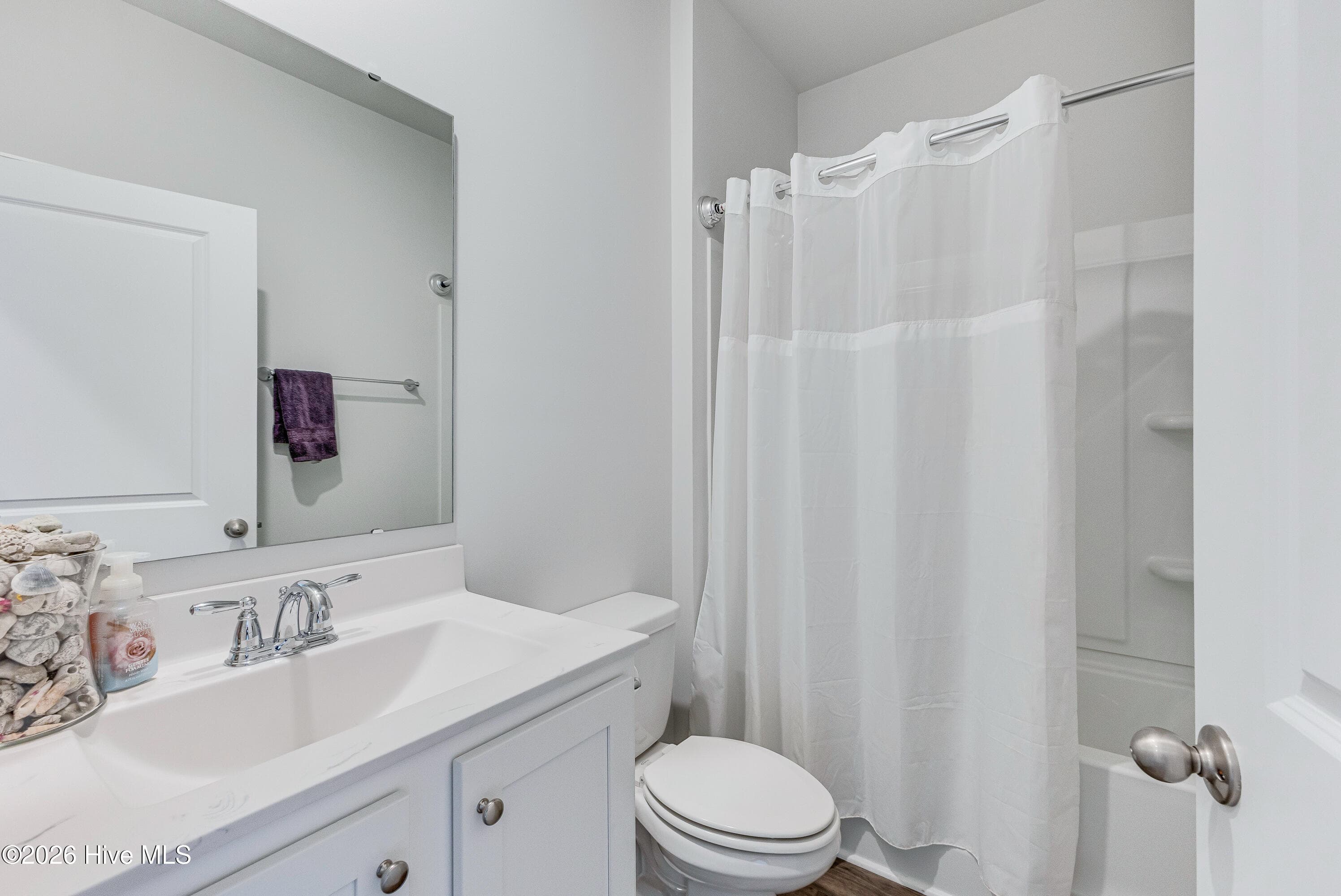 Guest bath between two guest bedrooms - 1038 Burled Oak Ridge Loop SE, Bolivia, NC 28422