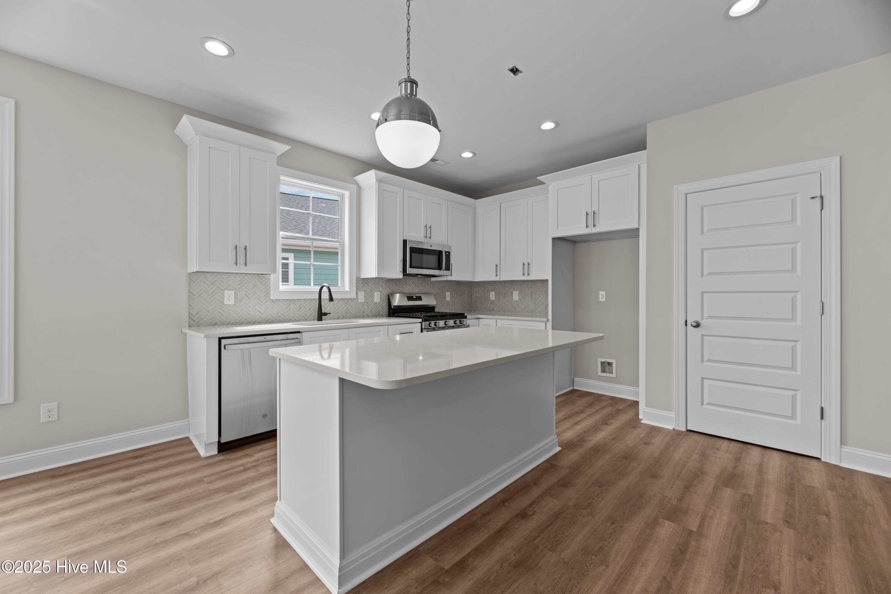 Single Family Residence at 1009 Exeter Place, New Bern, NC 28562, photo 10 of 23