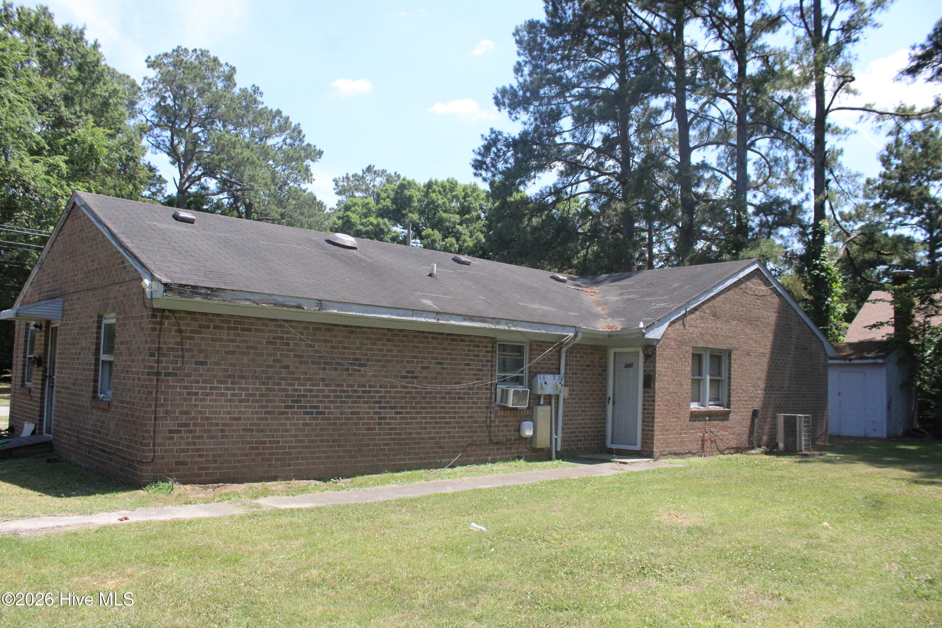 Duplex at 305 E Richard Street, Ahoskie, NC 27910, photo 3 of 3