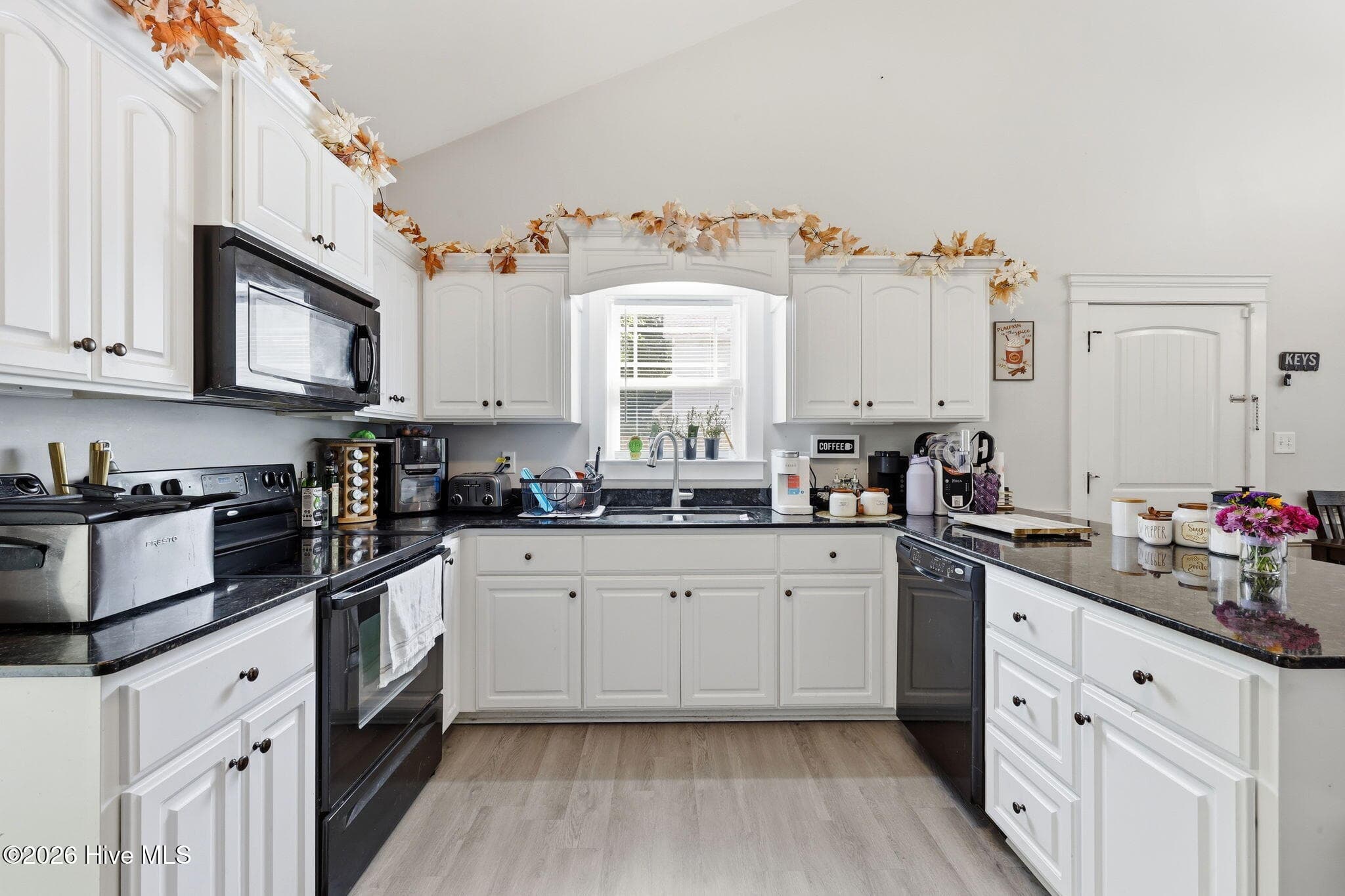Single Family Residence at 402 Satterfield Drive, New Bern, NC 28560, photo 12 of 42