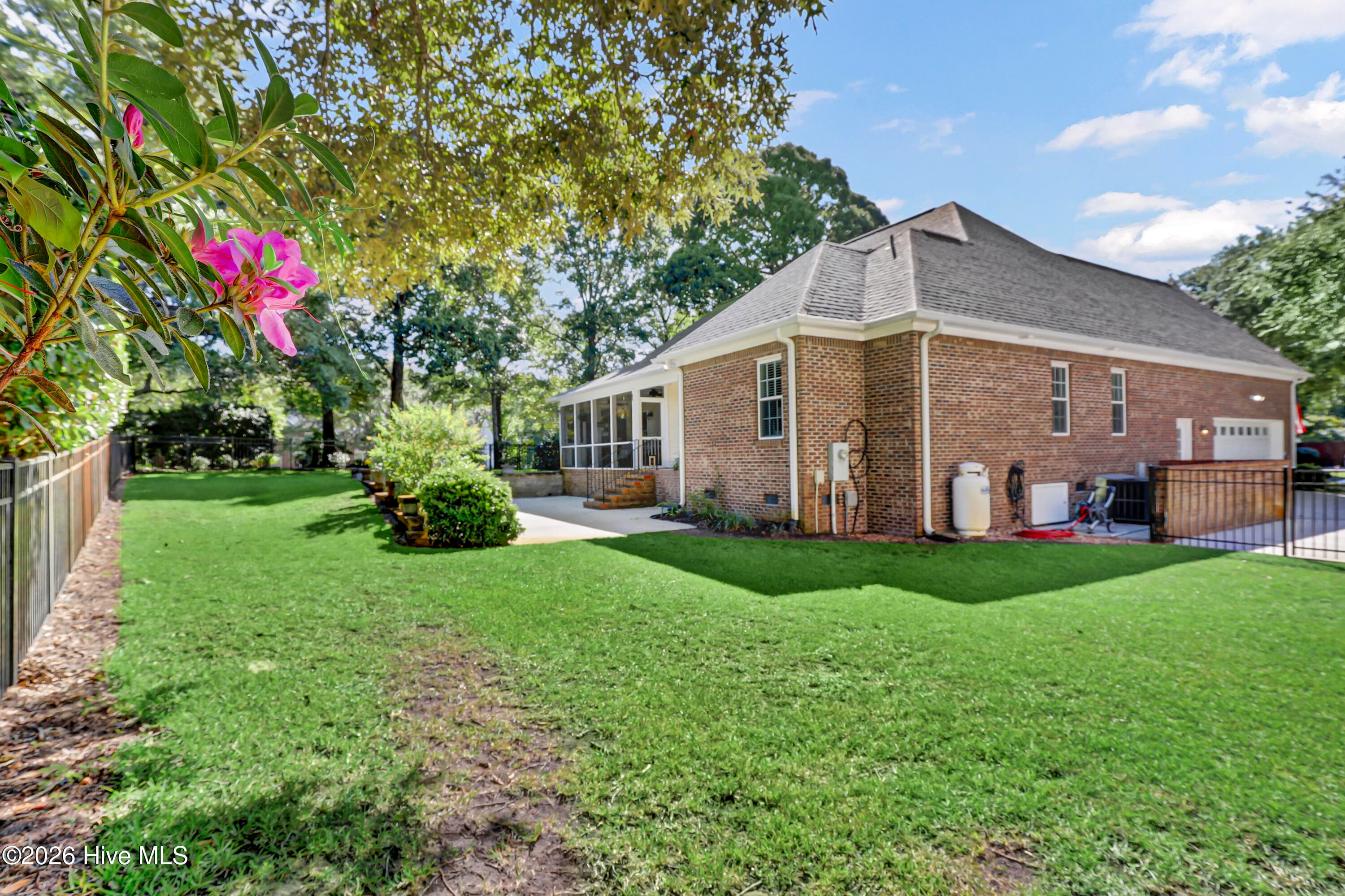 Single Family Residence at 302 Pecan Court, Hampstead, NC 28443, photo 9 of 46