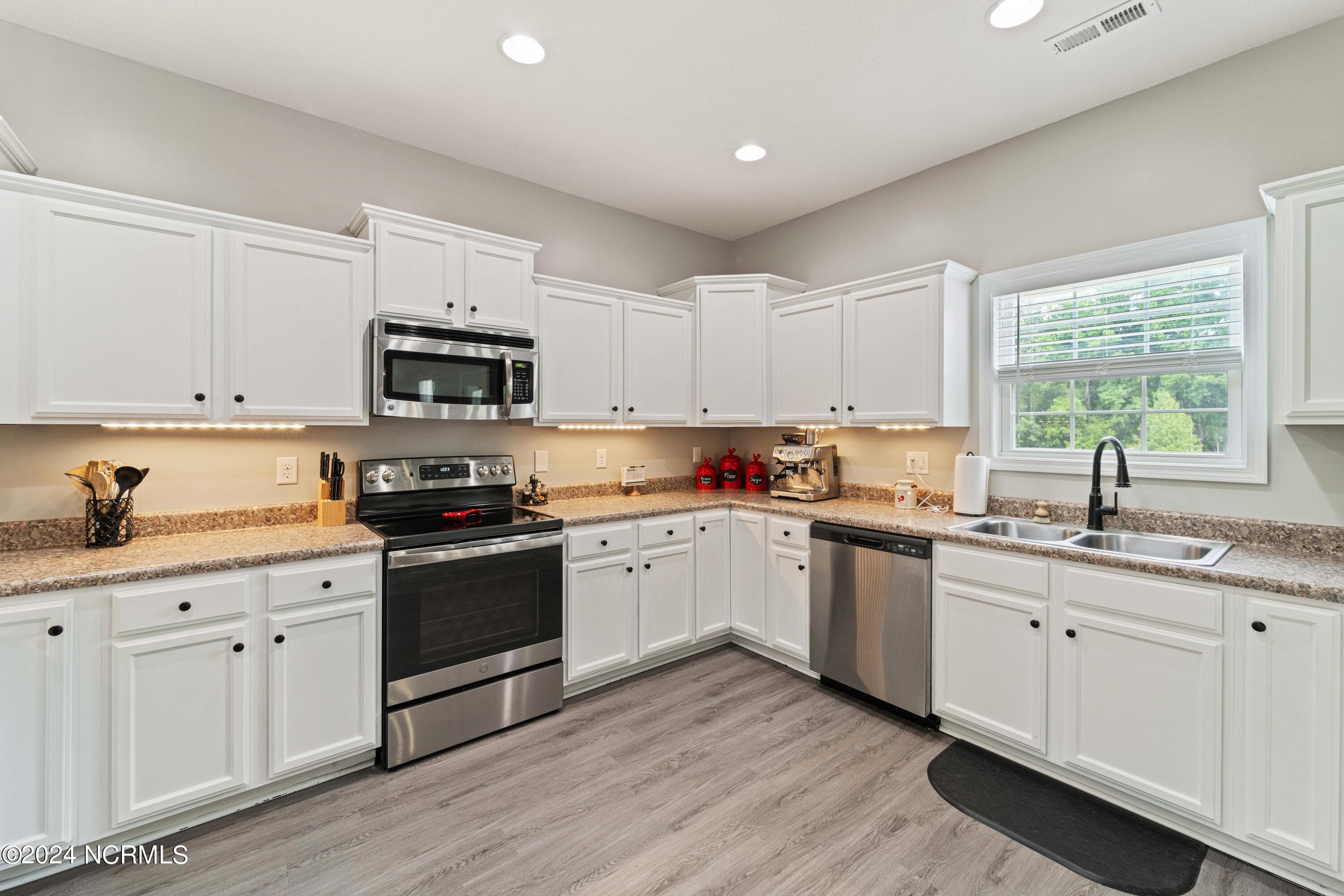 Single Family Residence at 135 Prelude Drive, Richlands, NC 28574, photo 9 of 27