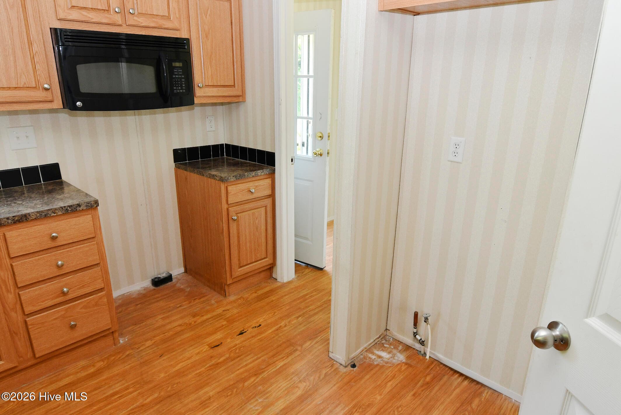 Manufactured Home at 21 Grape Vine Landing, Columbia, NC 27925, photo 9 of 40