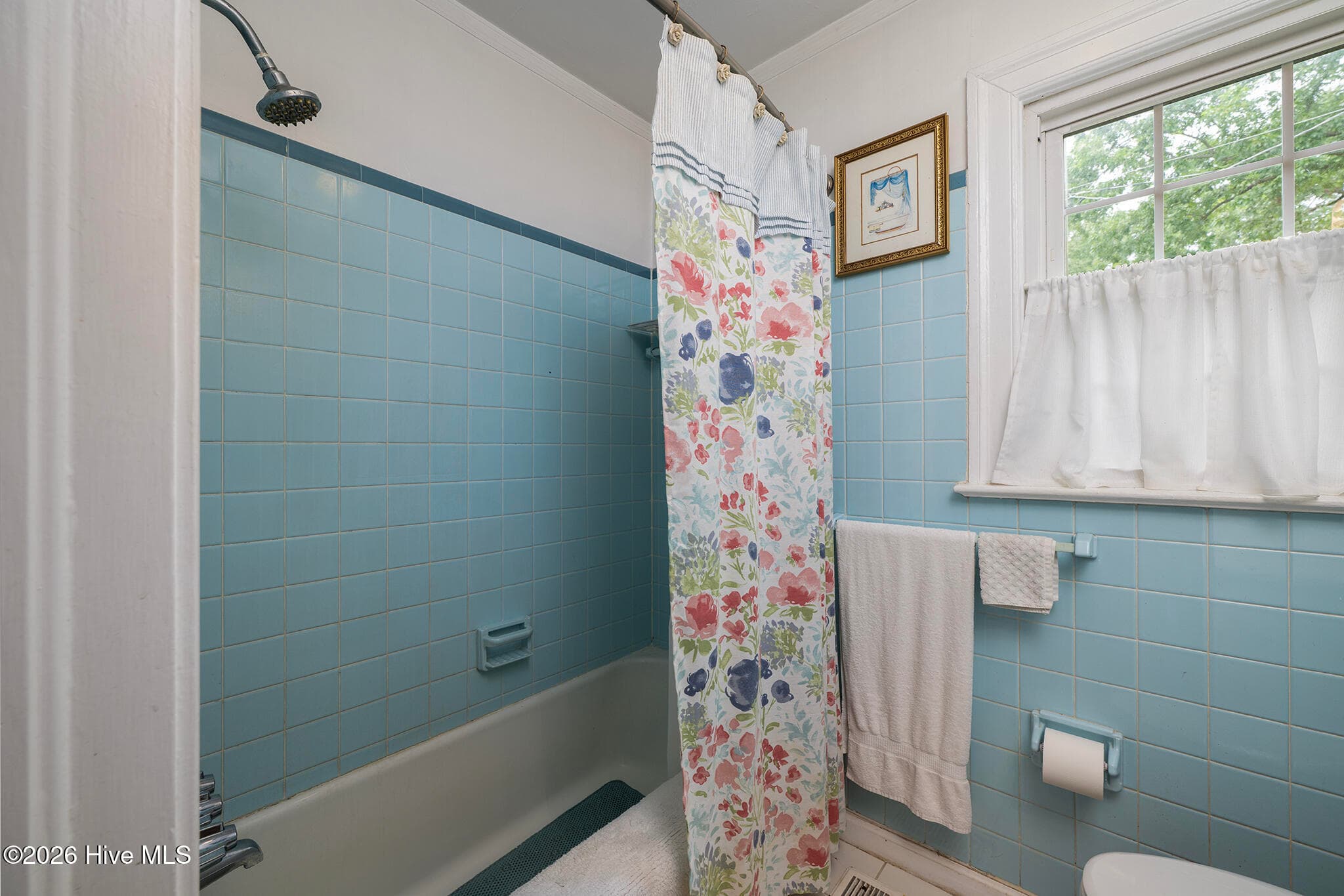 Full Bathroom - 1902 Wilson Street, New Bern, NC 28560