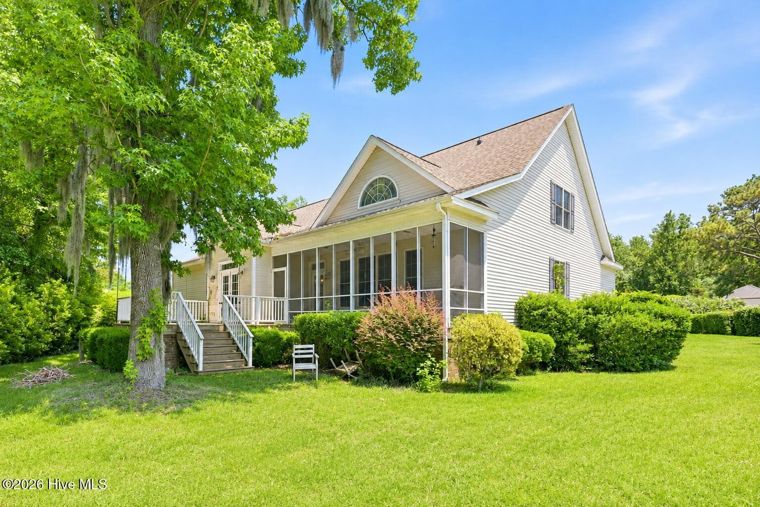Single Family Residence at 202 Emmen Road, New Bern, NC 28562, photo 6 of 50