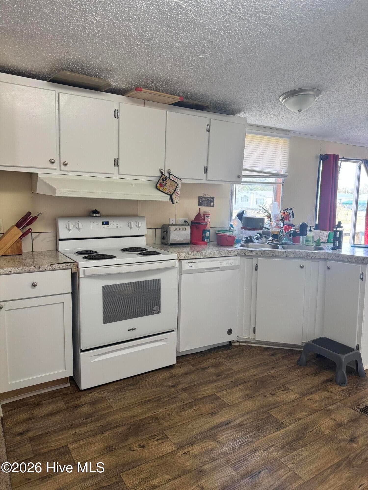 Manufactured Home at 110 Lariat Circle, New Bern, NC 28562, photo 2 of 13