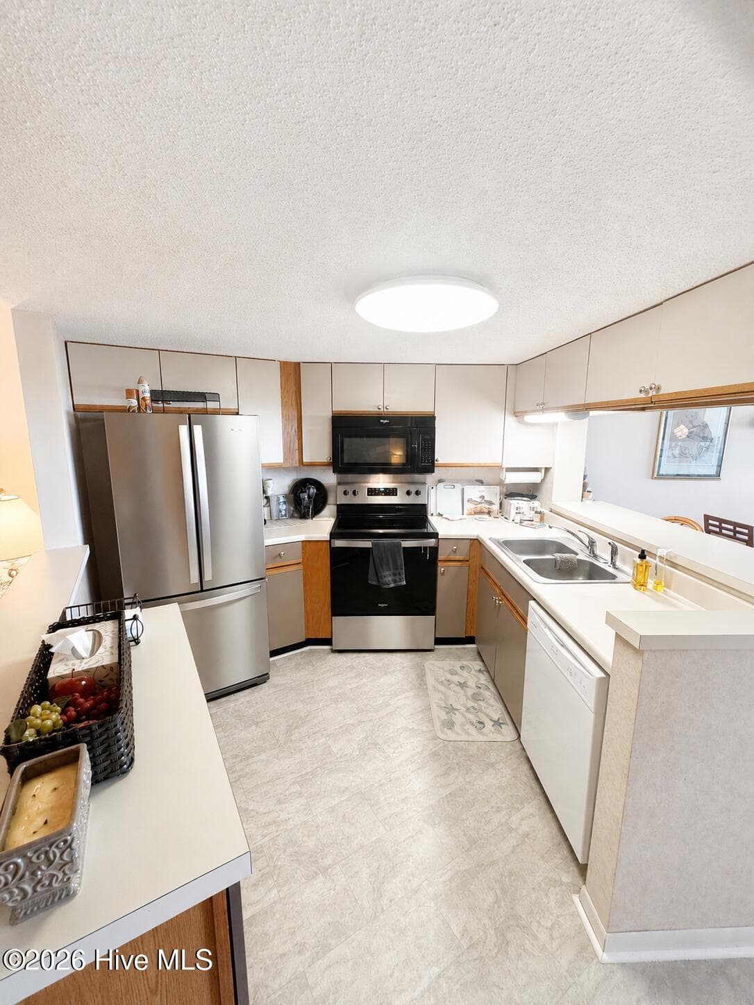 kitchen has newer appilances - 1400 E Ft Macon Road 313, Atlantic Beach, NC 28512