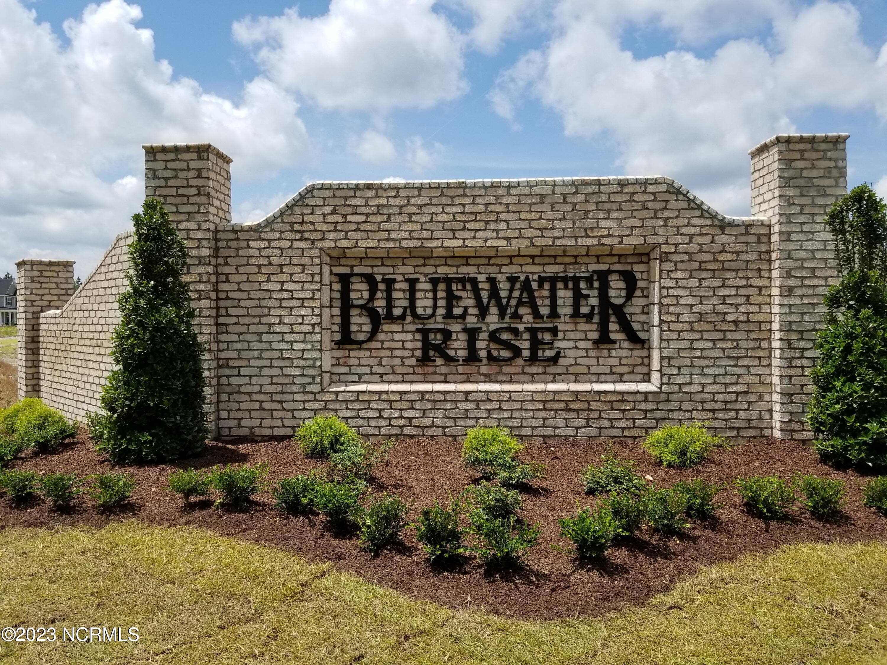 Single Family Residence at 2003 Yellowfin Drive, New Bern, NC 28562, photo 2 of 12