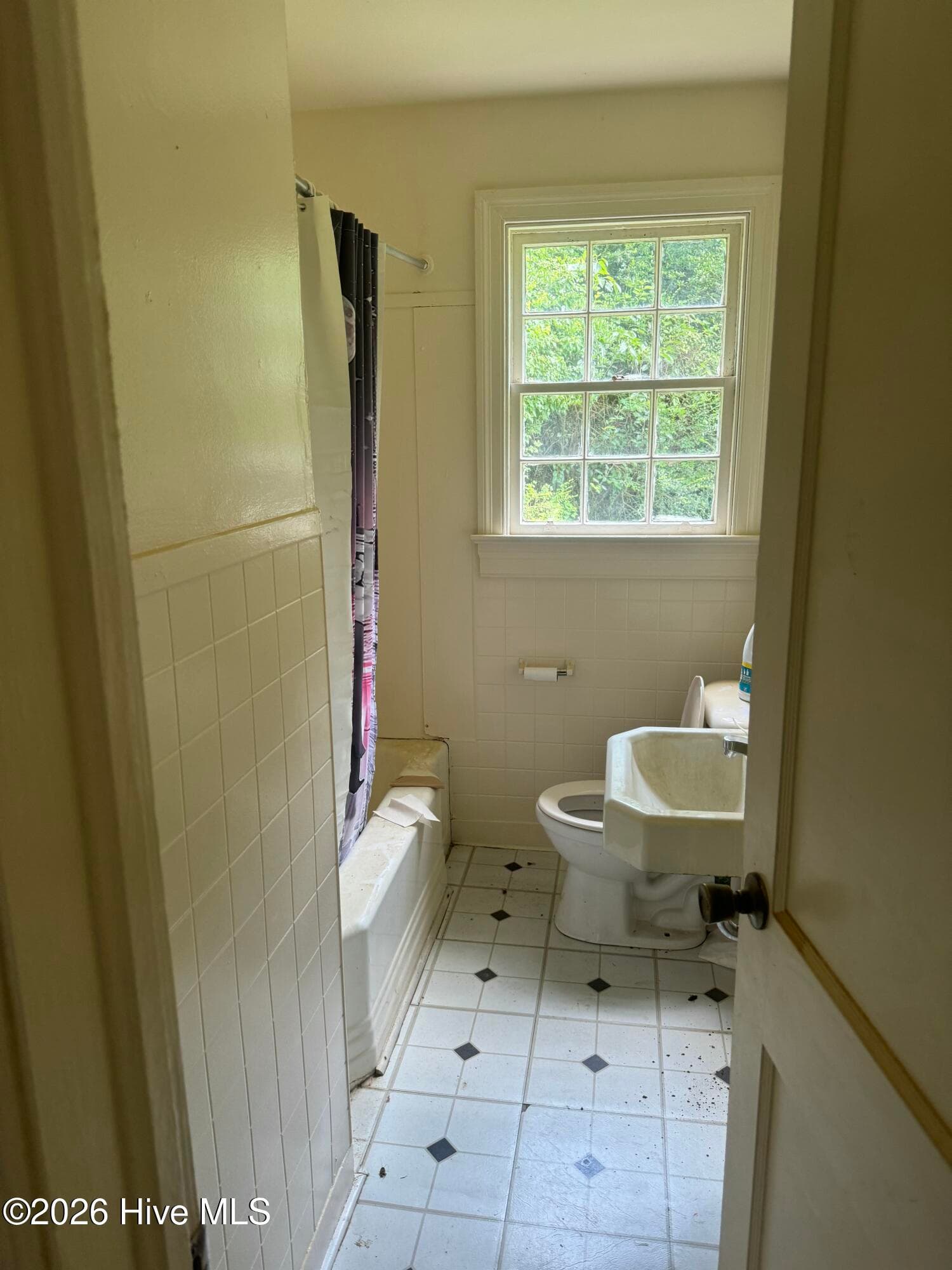 Single Family Residence at 809 Stadiem Drive, Kinston, NC 28501, photo 4 of 10