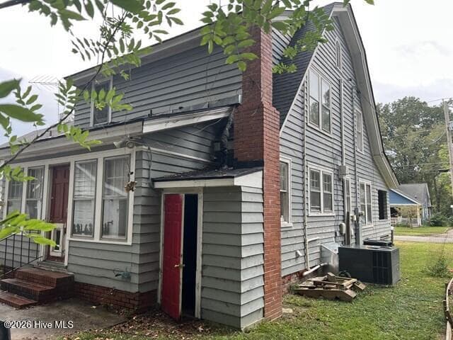 Single Family Residence at 1006 Lee Street N, Wilson, NC 27893, photo 4 of 33