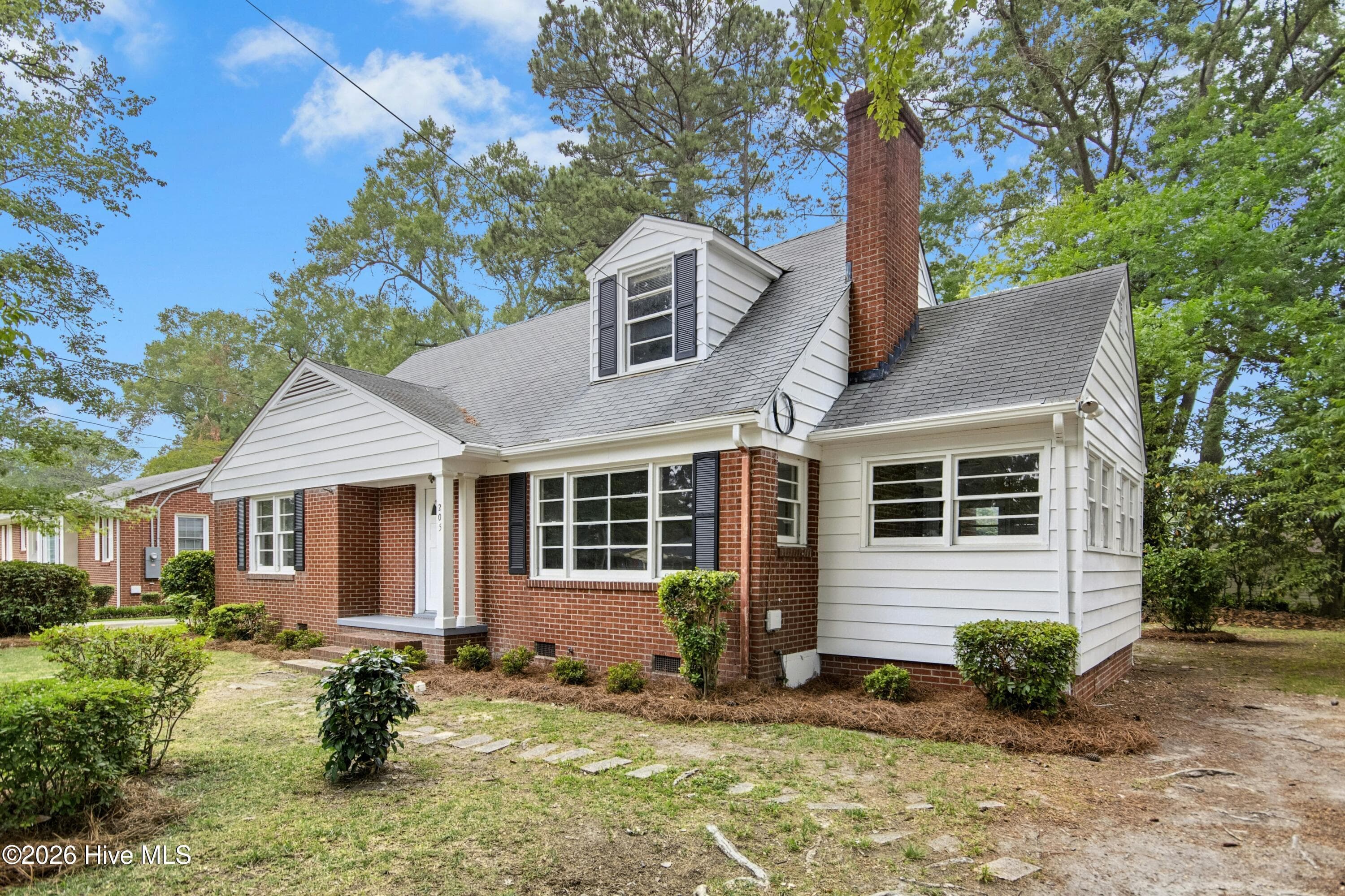 Single Family Residence at 205 Hill Street, Kinston, NC 28501, photo 2 of 27